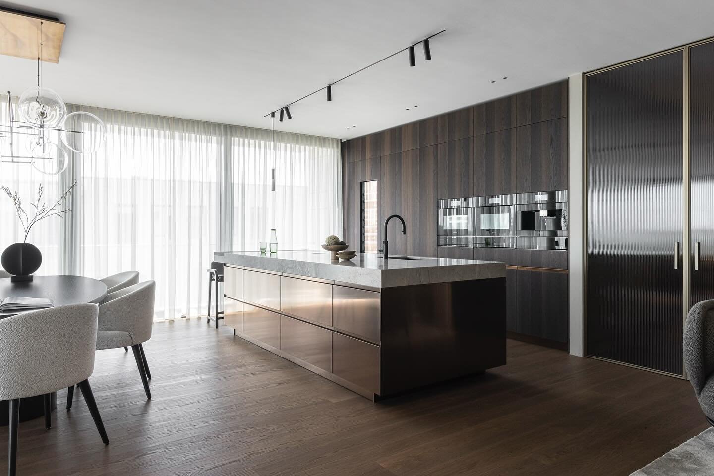 Not just a kitchen. It&rsquo;s one of the most popular rooms in the house - for a reason. Where snacks taste better, secrets spill easier, and guests somehow never want to leave.

Kitchen @arclinea_official with brons pvd stainless steel 
Pivoting do