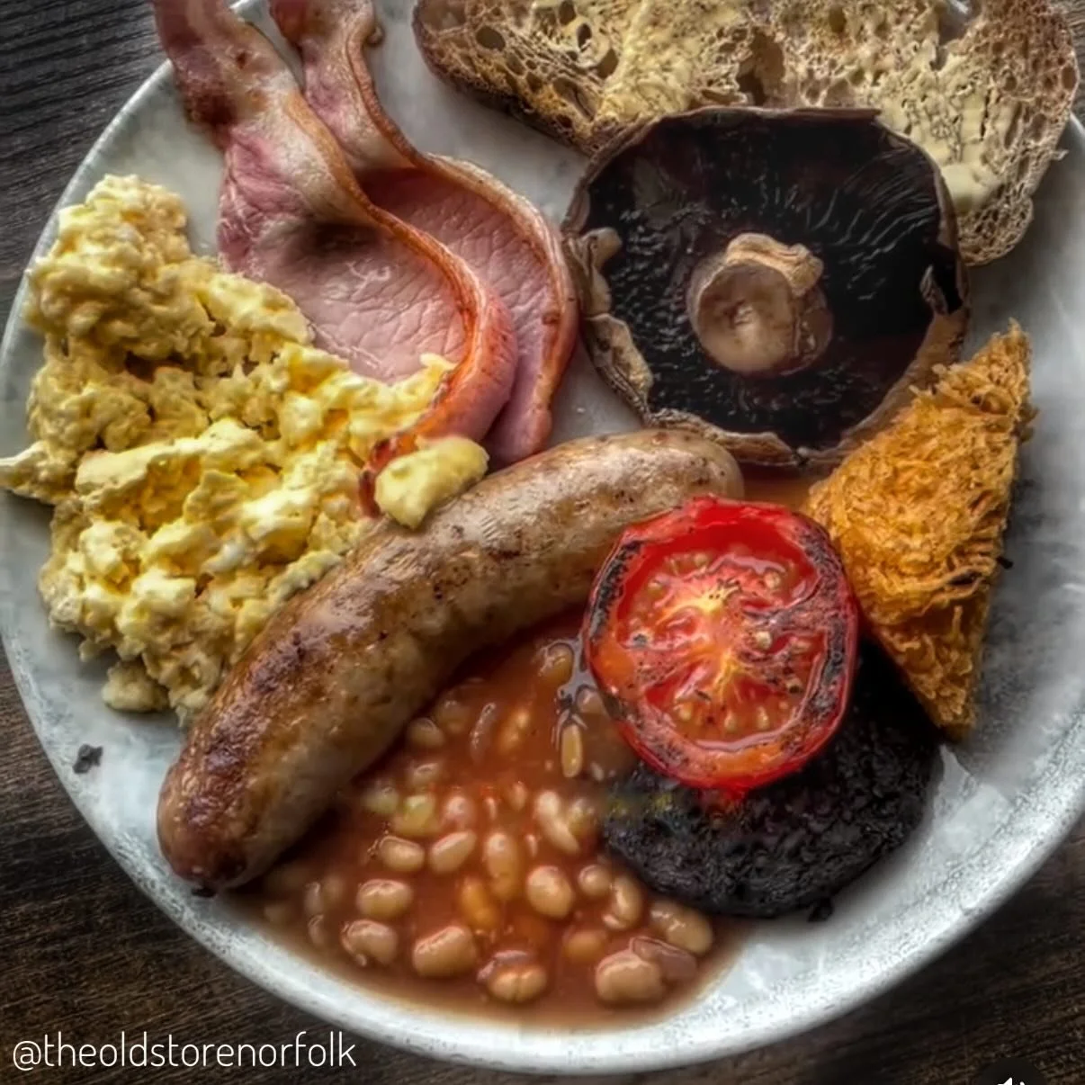 A fine post by @alexgreenreviews. Since their opening a few years ago, the Snettisham @theoldstorenorfolk has not missed a beat. We drove past a few weeks ago and the queue was 20 deep. Lots of local produce such as @howardsbutchers snorkers adorn th