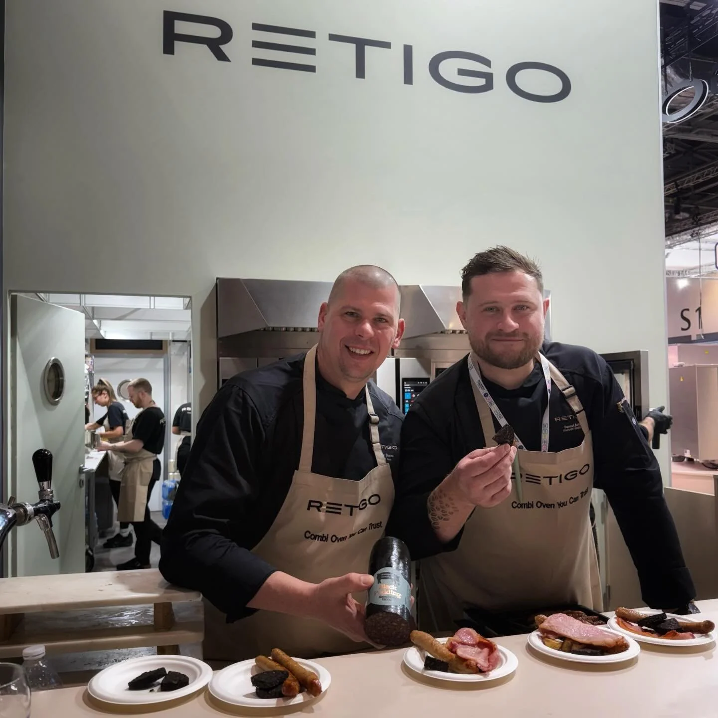Happenchance meet early doors @ife_event @pubshowuk @hotel_restaurant_catering @retigouk stand. Bumped into our Danny and @themadchefuk. Beautiful breakfast nosh courtesy of @newelthambutchers. And looky here, Fruitpiggery on the stand!! Thank you 🙏