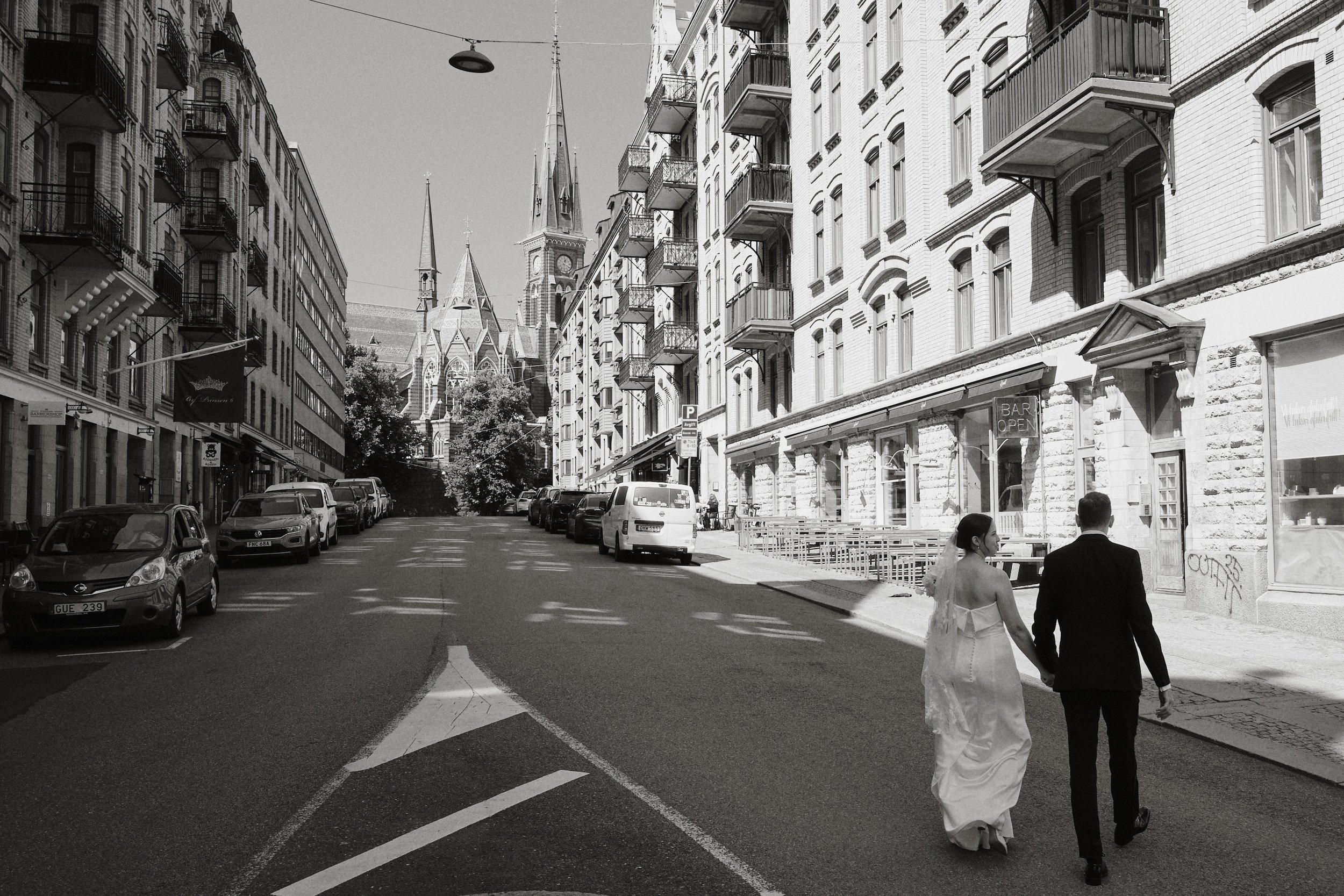 Brudpar promenerar genom centrala Göteborg efter vigsel.