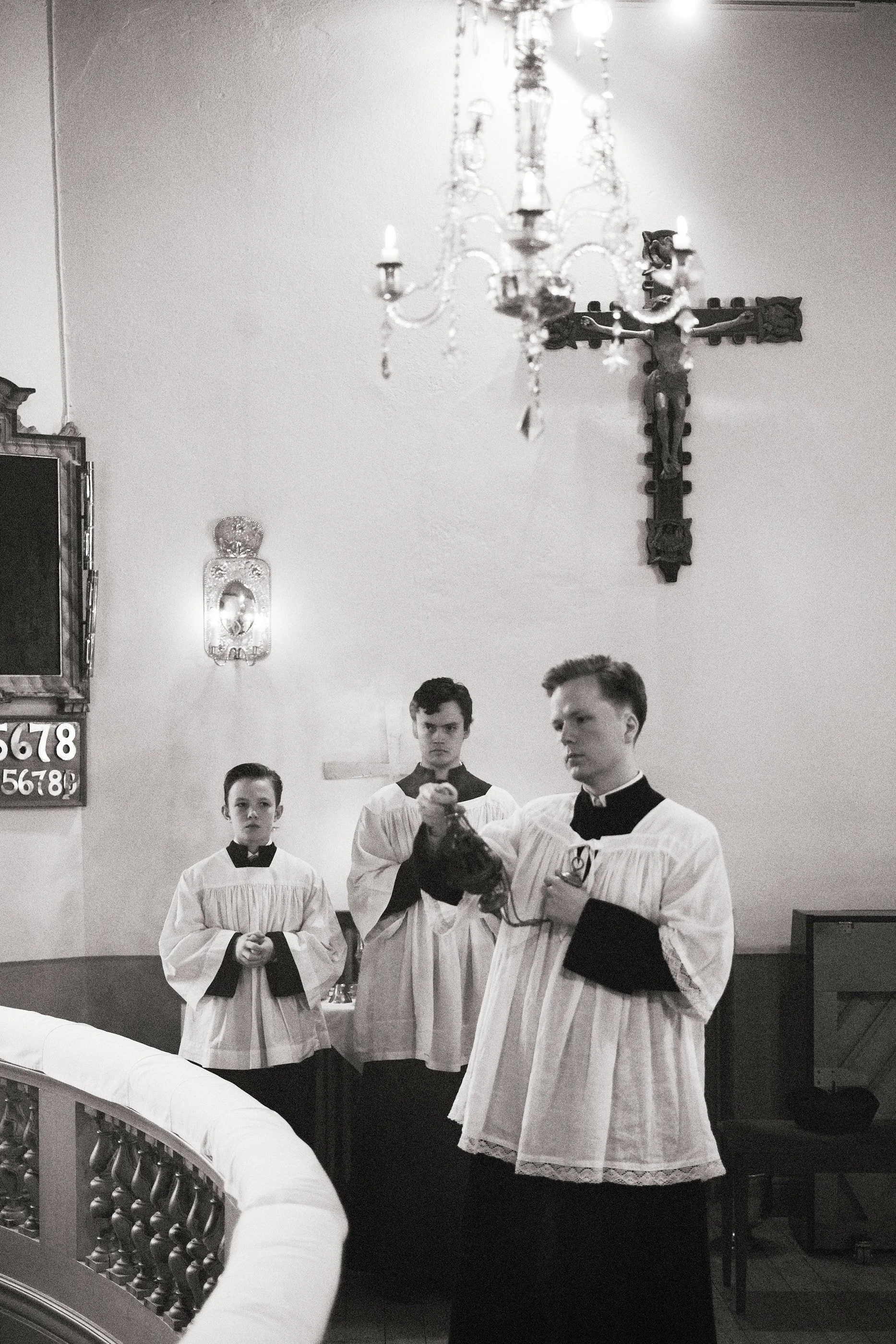 weddingsbyengblom-katolsk-ceremoni-rokelse-ministranter