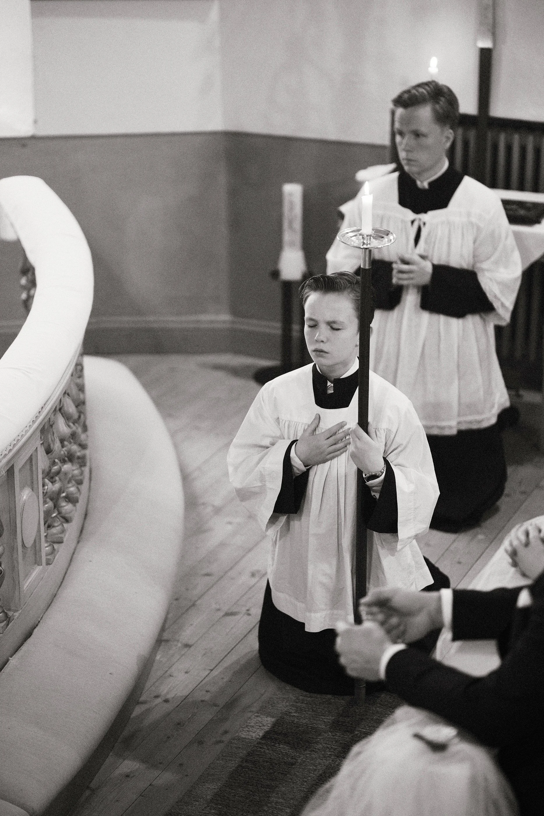 weddingsbyengblom-katolsk-ceremoni-altarpojke-ljus