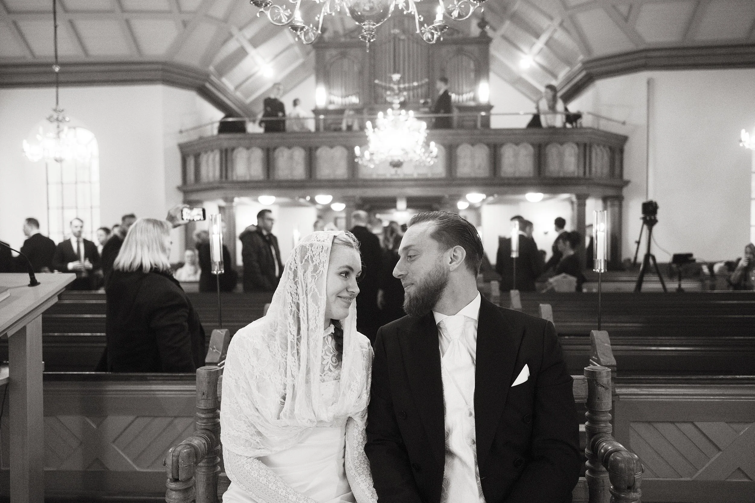 weddingsbyengblom-katolsk-vigsel-brudpar-kyrka