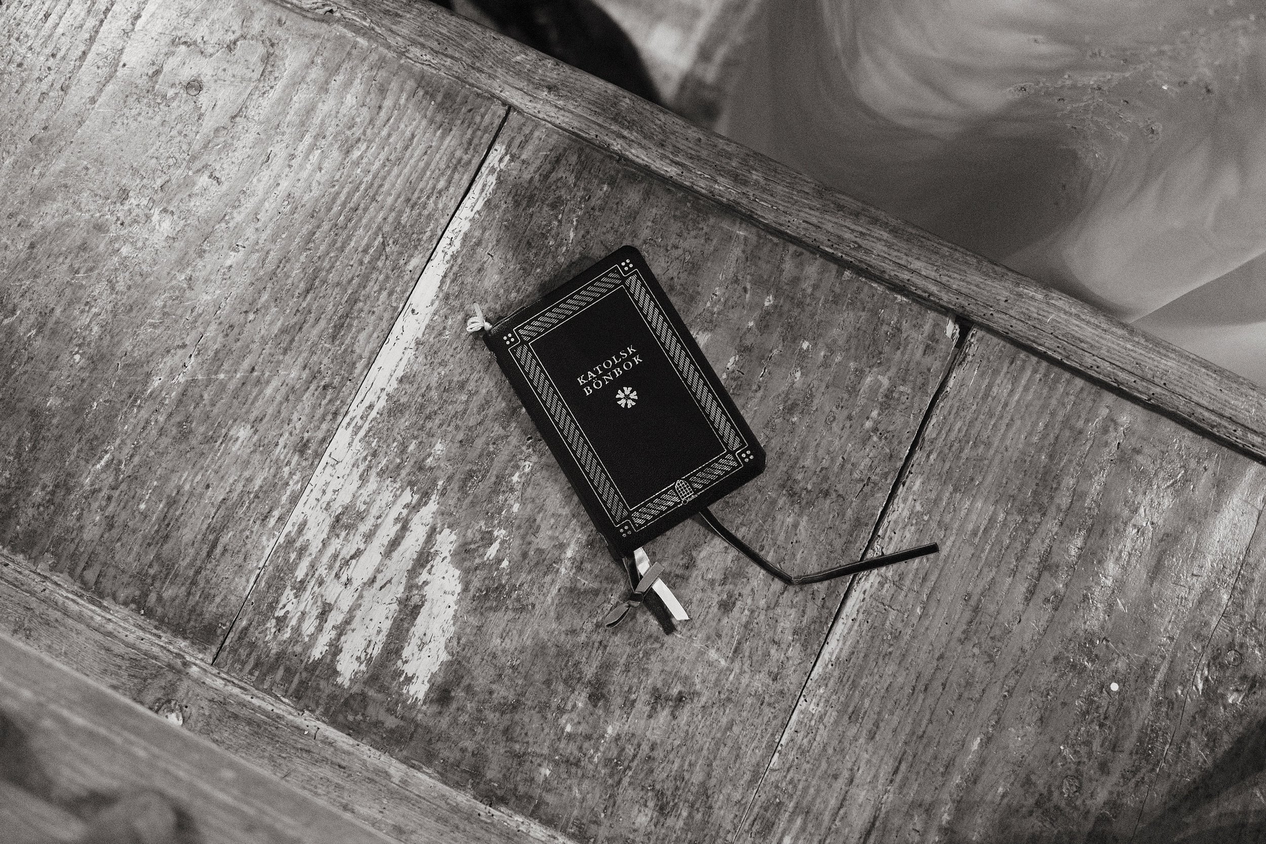 weddingsbyengblom-katolsk-bonbok-vigsel-detalj