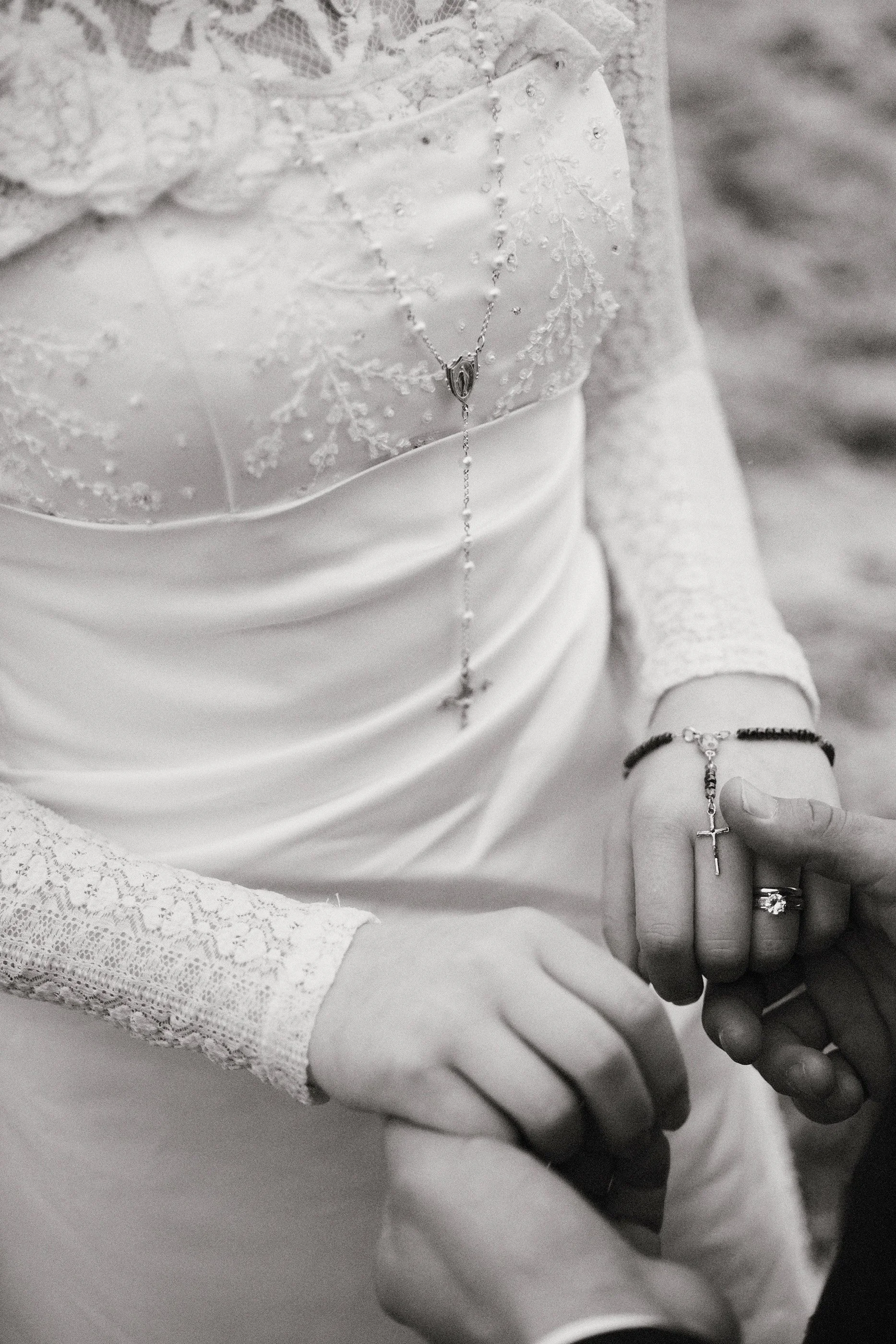 weddingsbyengblom-katolsk-vigsel-rosenkrans-brud-detalj