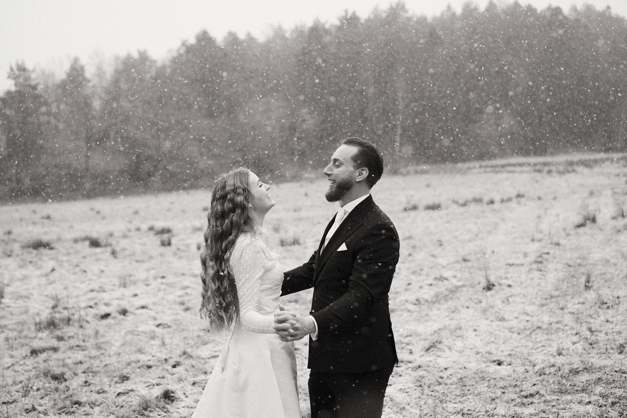 weddingsbyengblom-vinterbrollop-brudpar-snofall-utomhus