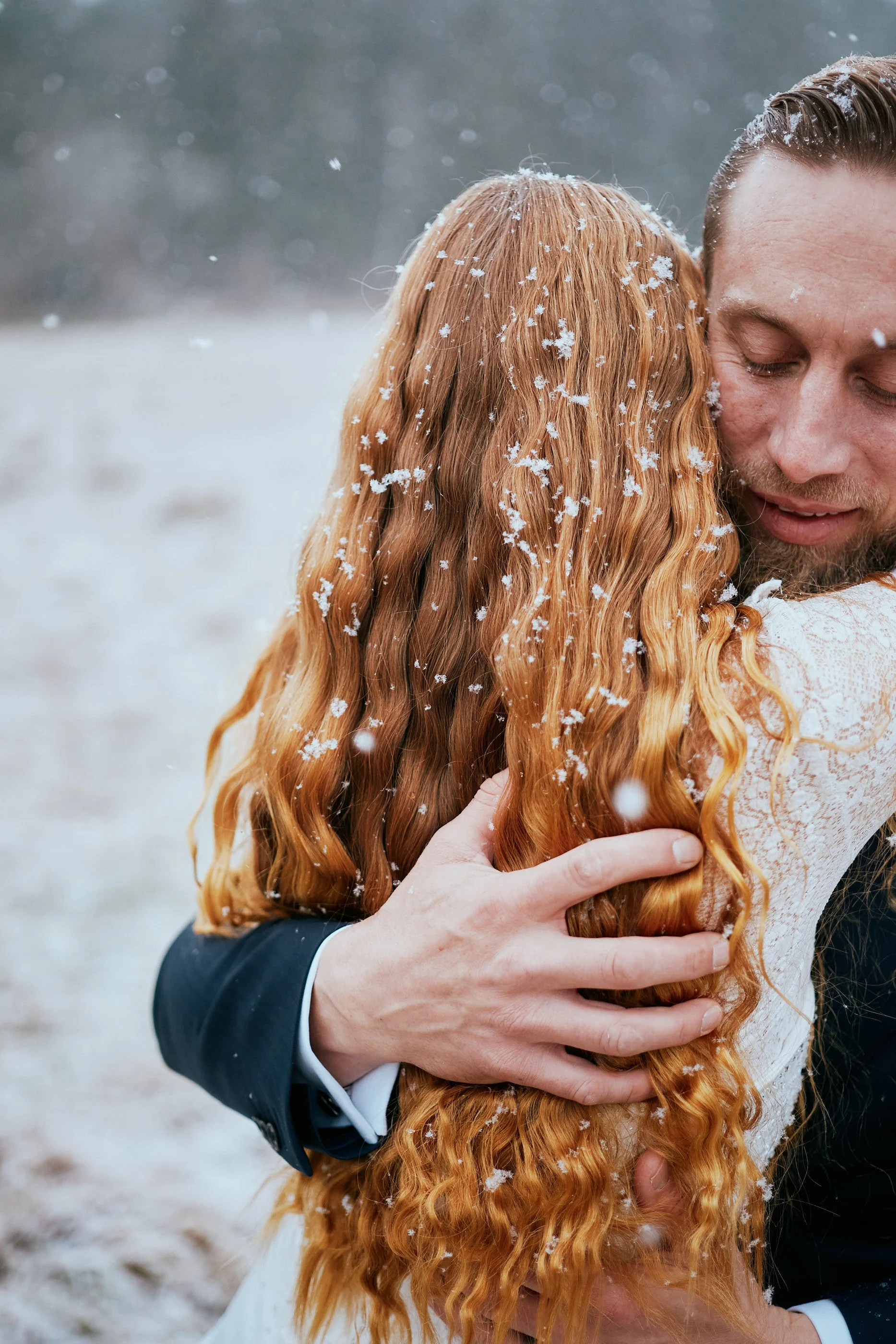 weddingsbyengblom-vinterbrollop-brudpar-omfamning-snofall