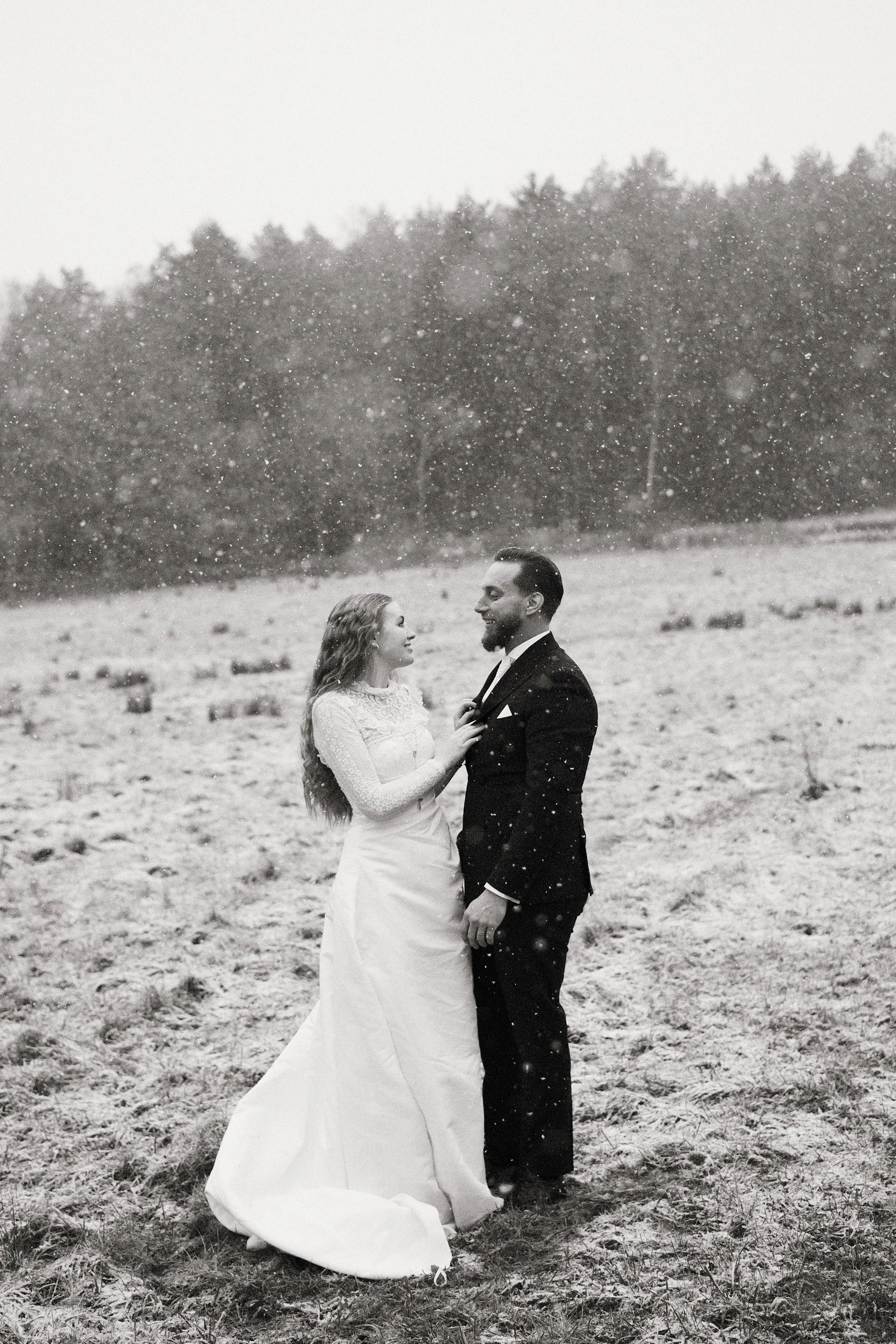 weddingsbyengblom-vinterbrollop-brudpar-snofall-stillhet
