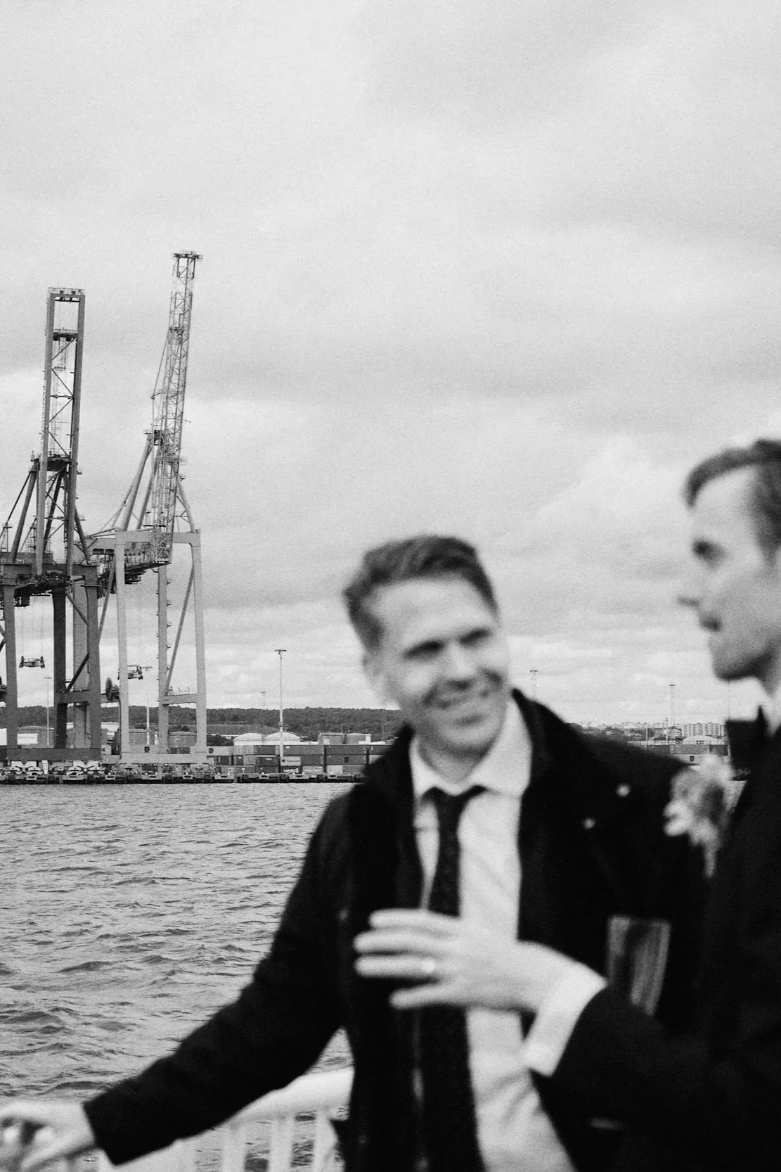 Brudpar under förberedelser i hotellrum i Göteborg – naturligt ljus och dokumentär stil.