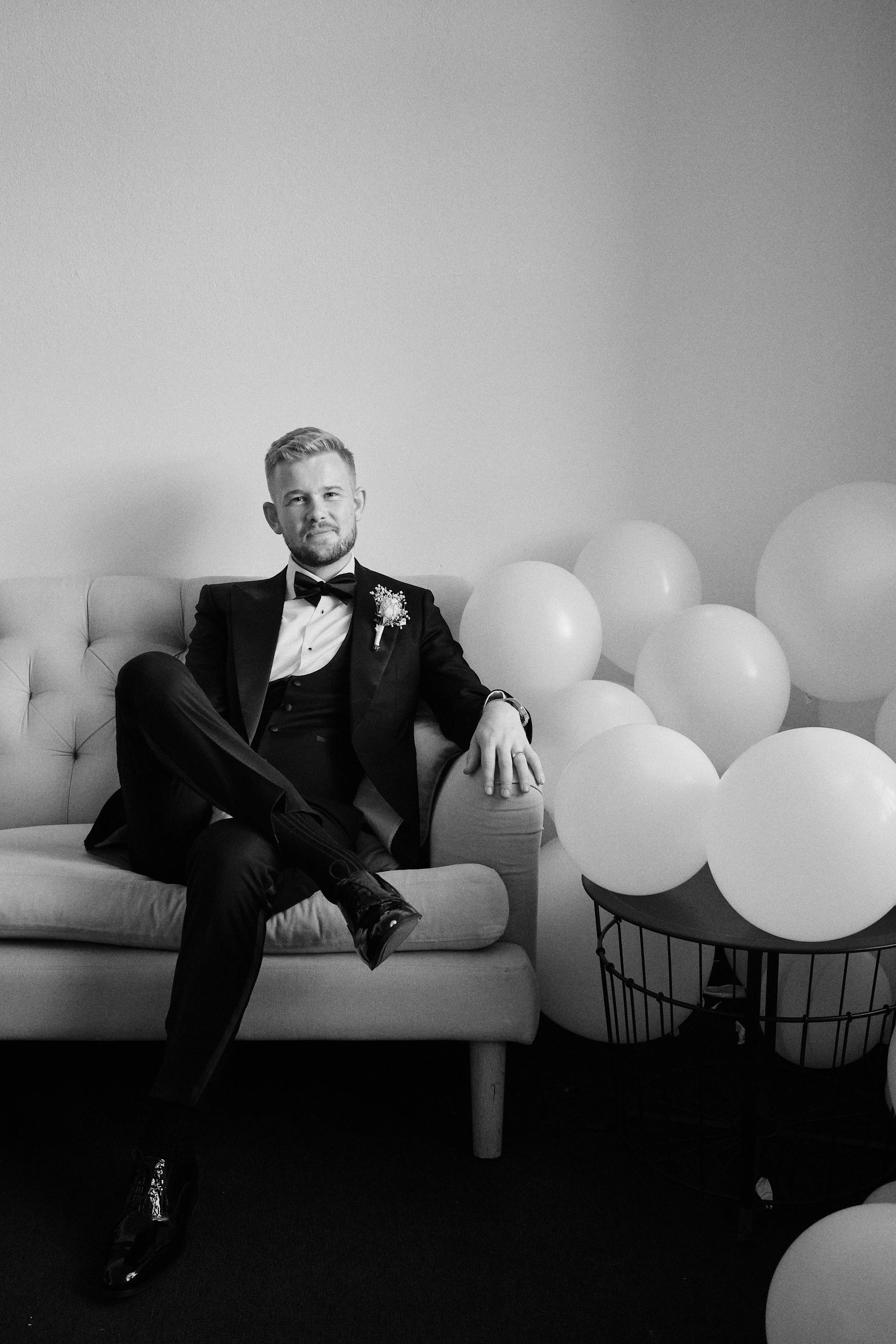 Groom portrait during Gothenburg city wedding