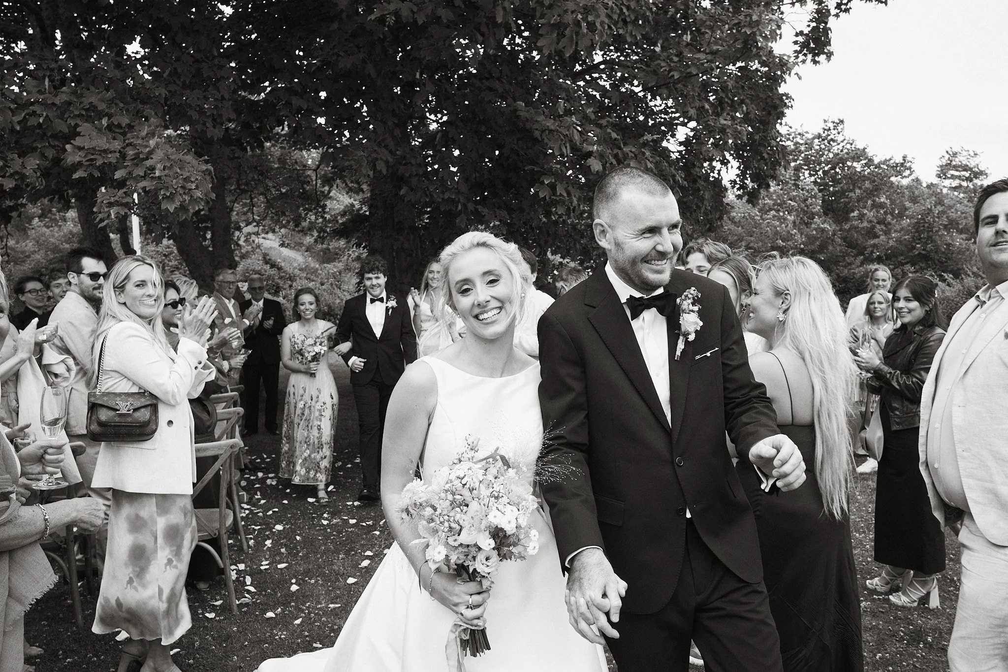 Brudpar möts av applåder och konfetti efter vigsel i Göteborg.