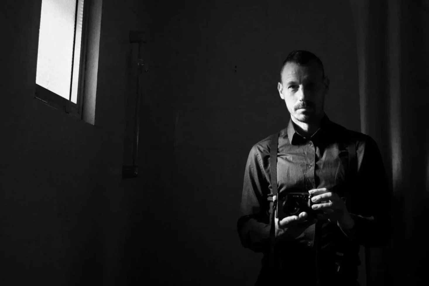 Porträtt av Anton Engblom, dokumentär bröllopsfotograf i Göteborg