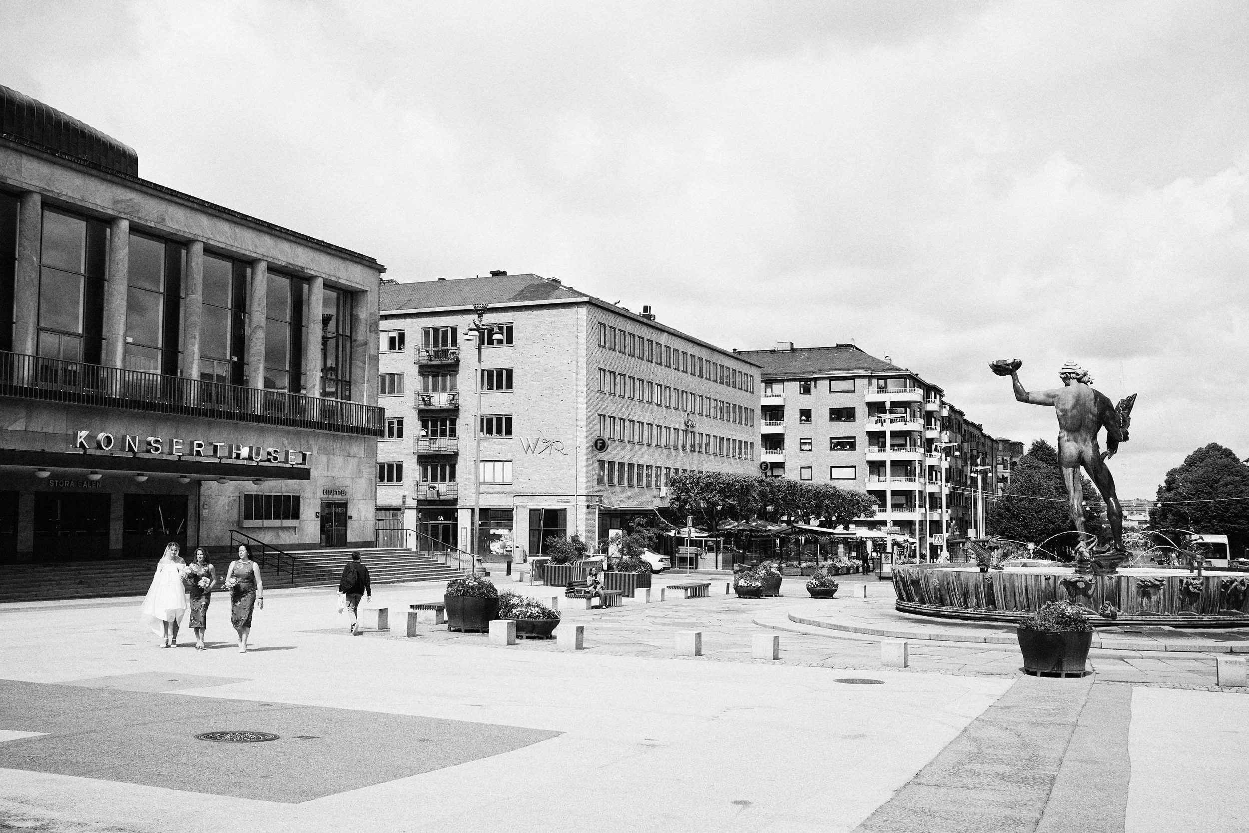 Brudpar fotograferade av bröllopsfotograf i Göteborg vid Bar Italia och Oskar Fredriks kyrka i bakgrunden