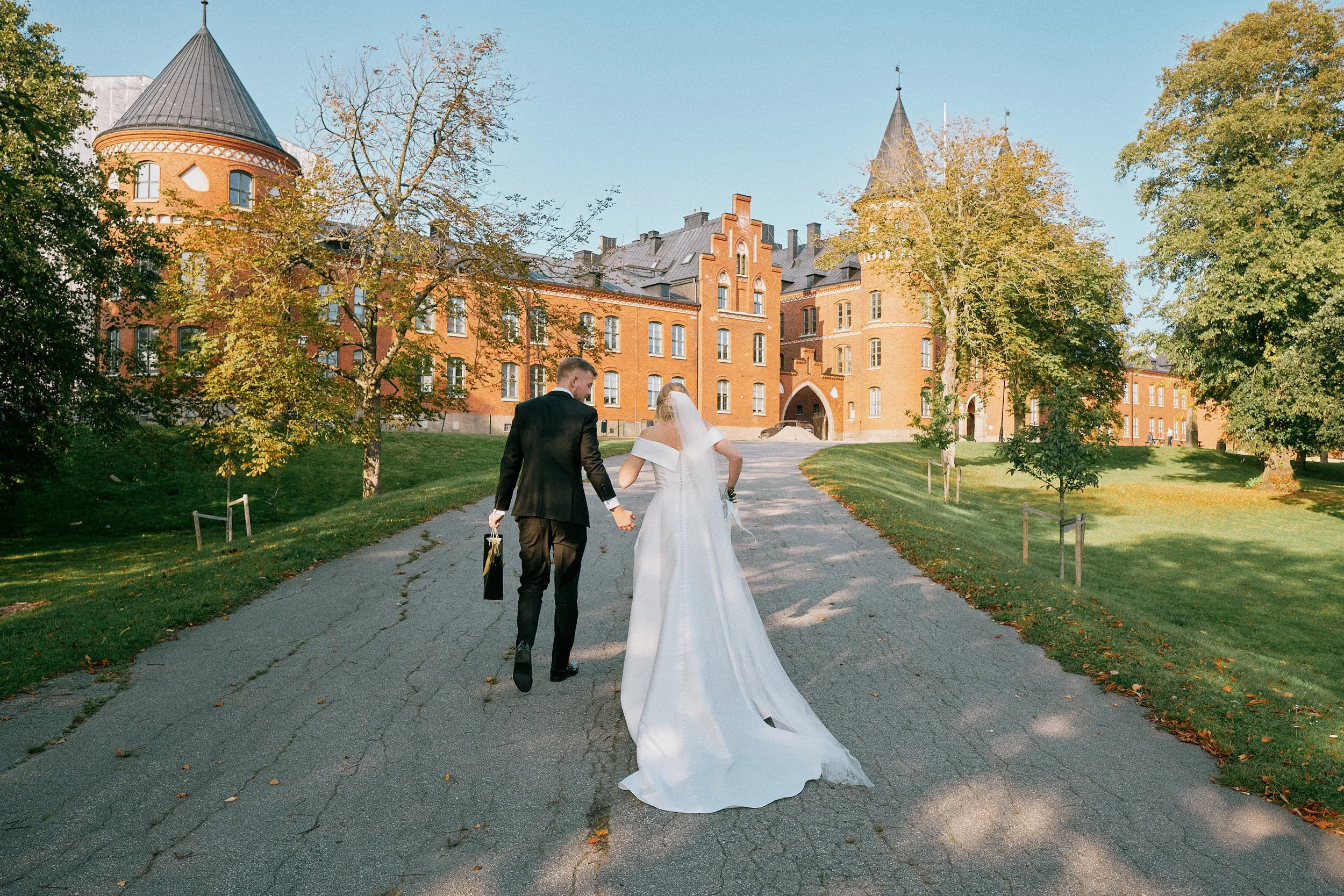 Bride and groom at Kaserngården in Gothenburg