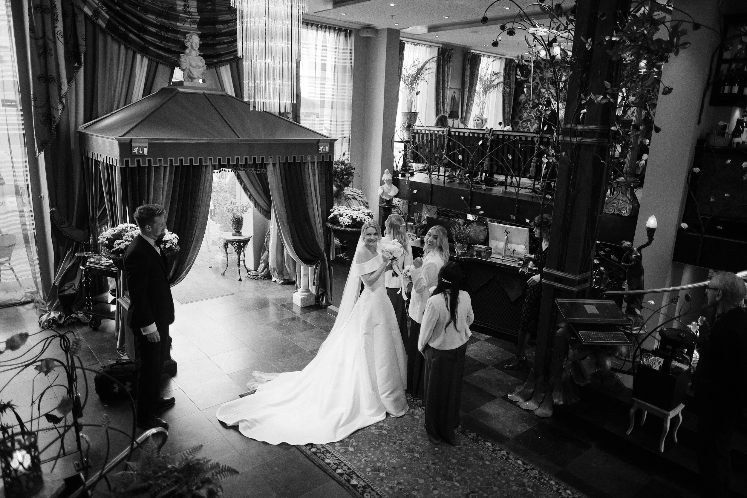Bride and bridesmaids at Dorsia Hotel in Gothenburg