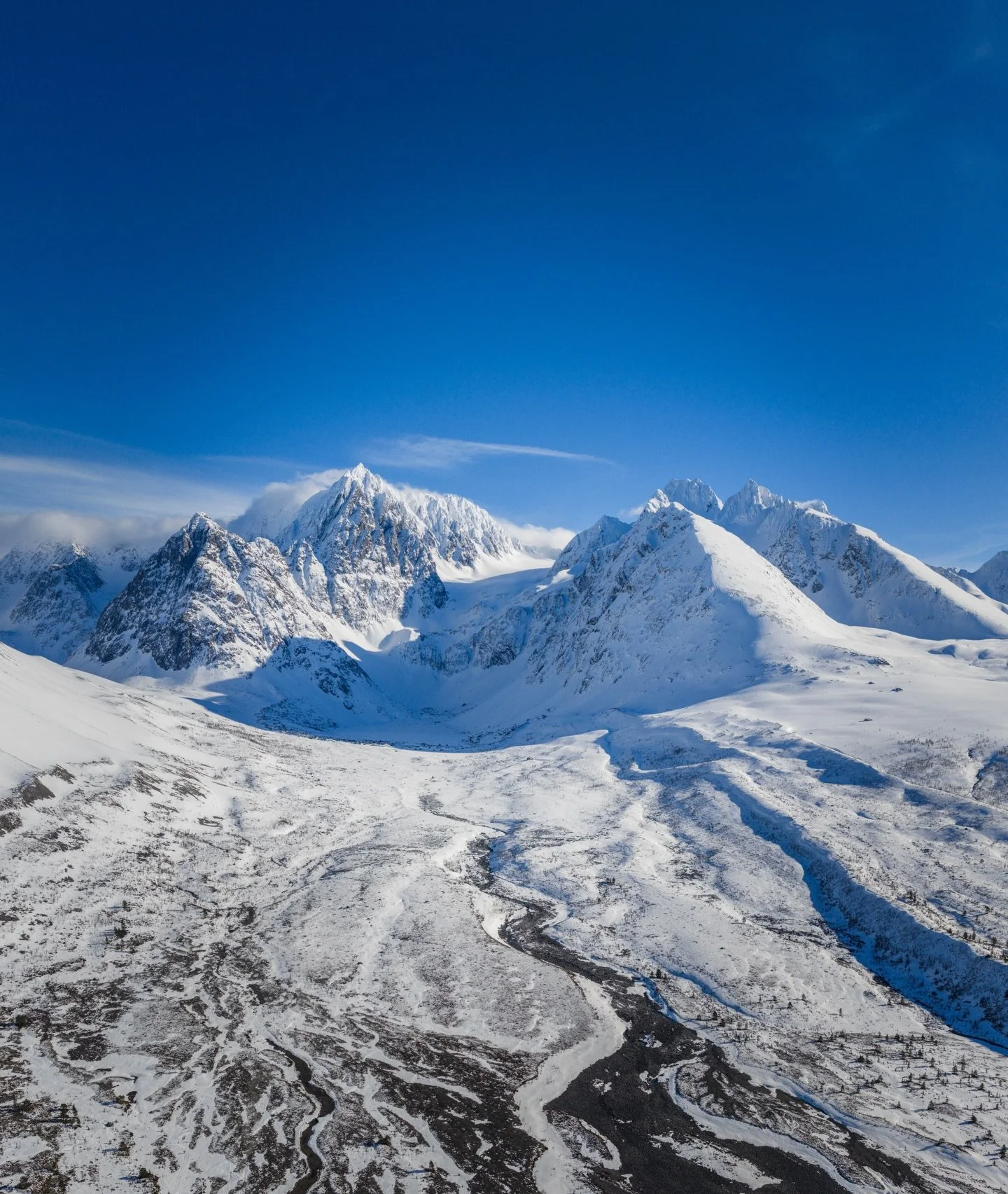 The landscapes of Lyngen, Norway never disappoint 🇳🇴I&rsquo;m already craving to return to these views. Still snow on the ground and sunshine in the sky! ☀️❄️