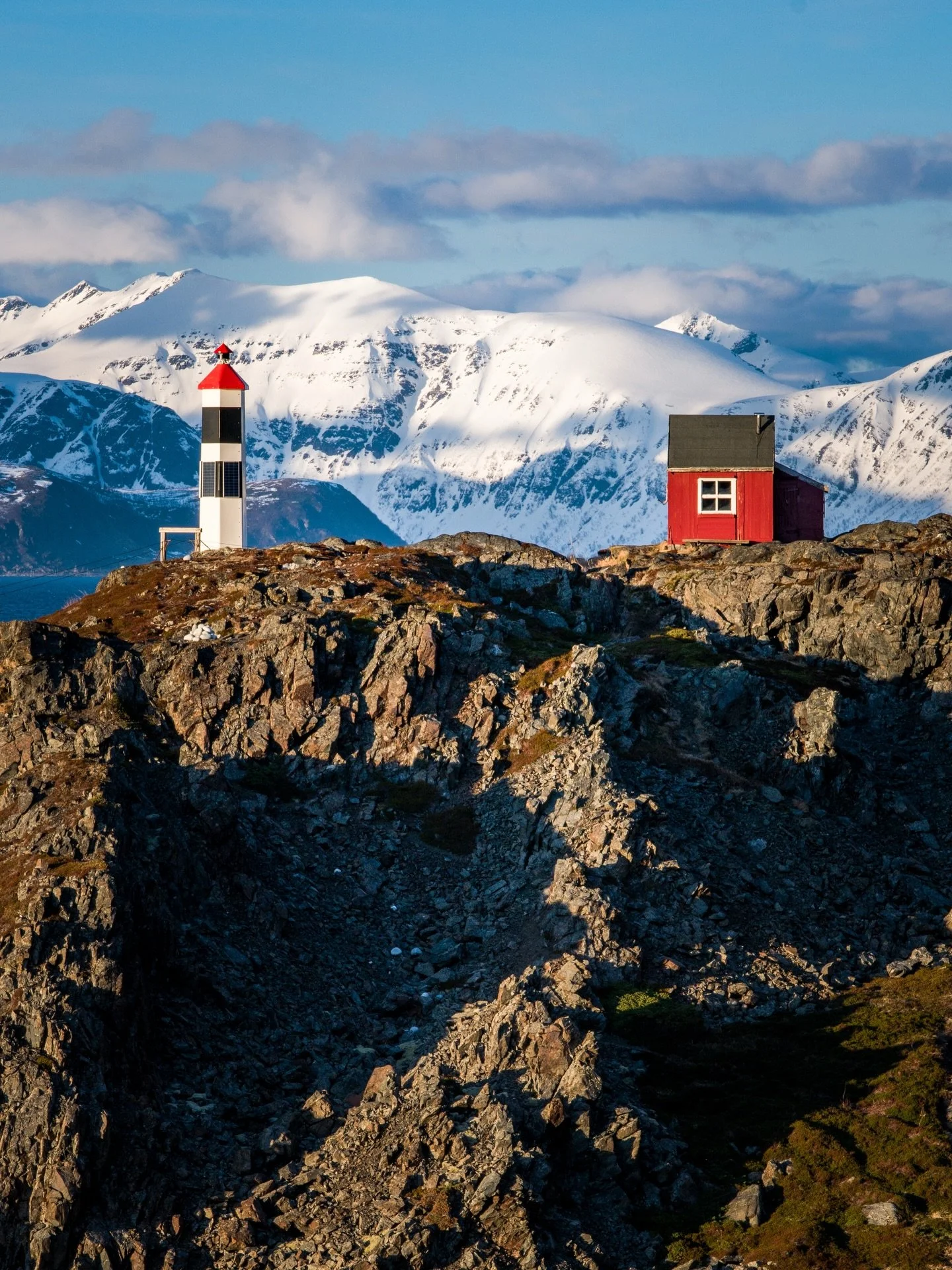 I visited the Lyngstuva Lighthouse in Lyngen 🇳🇴, a stunning place surrounded by the sea 🌊🏔️
Have you ever been there? 📸