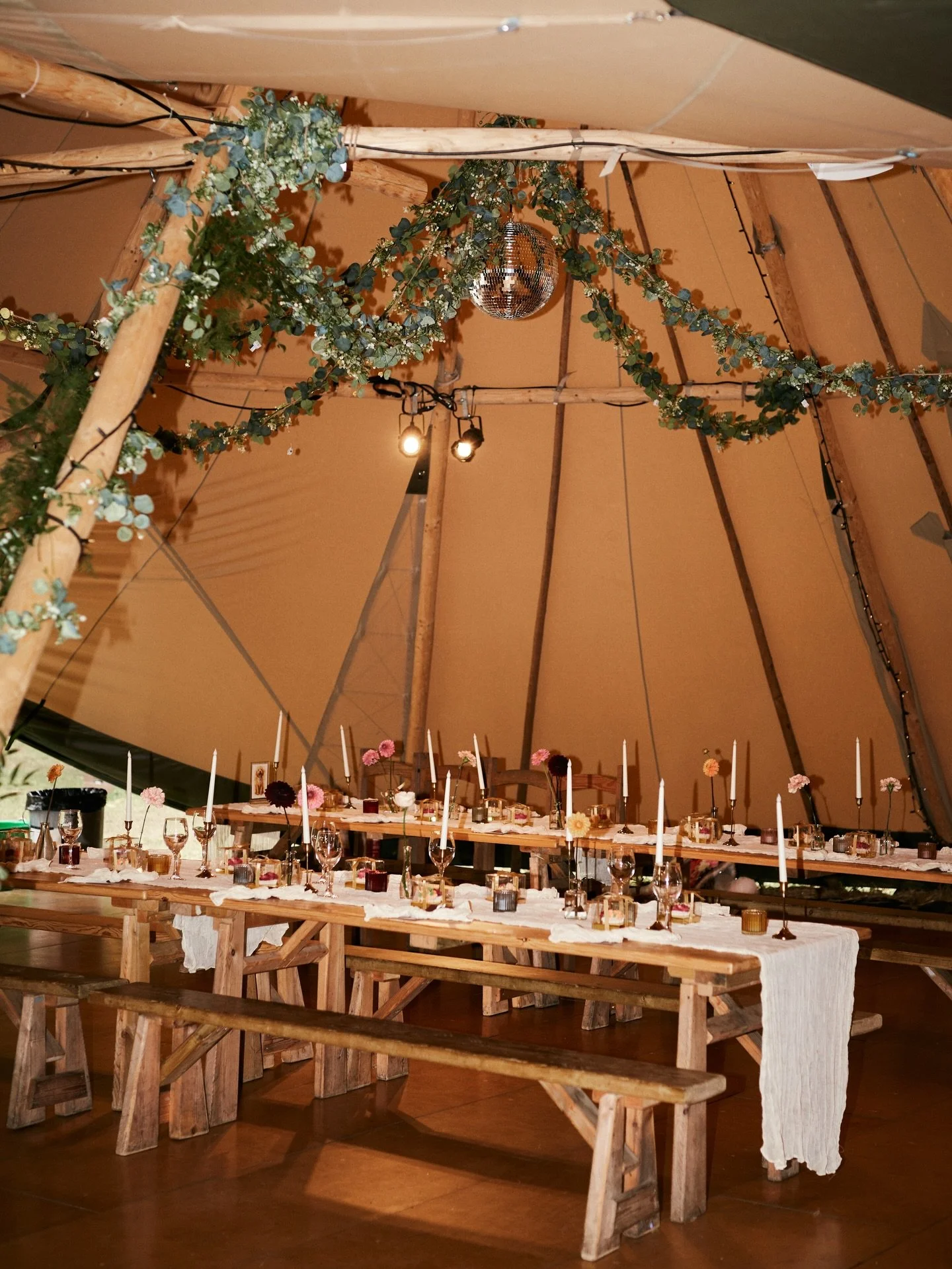 Ish &amp; Jordan 💕

September 2025 | Chalkney Water Meadows

After getting ready at Water Lily Lodge, the celebrations returned to Chalkney Water Meadows following a beautiful church ceremony. Drinks by the lake, games on the grass, candlelit tables