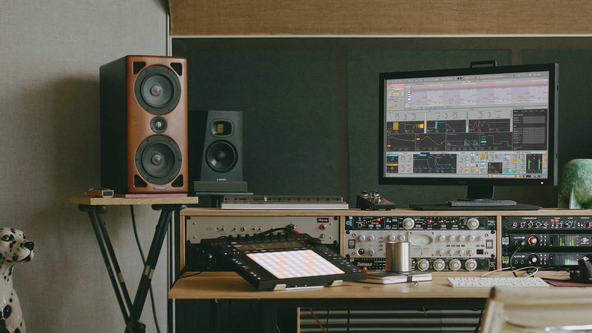 Hire Studio (Full Day - 10 Hours) (Solo)