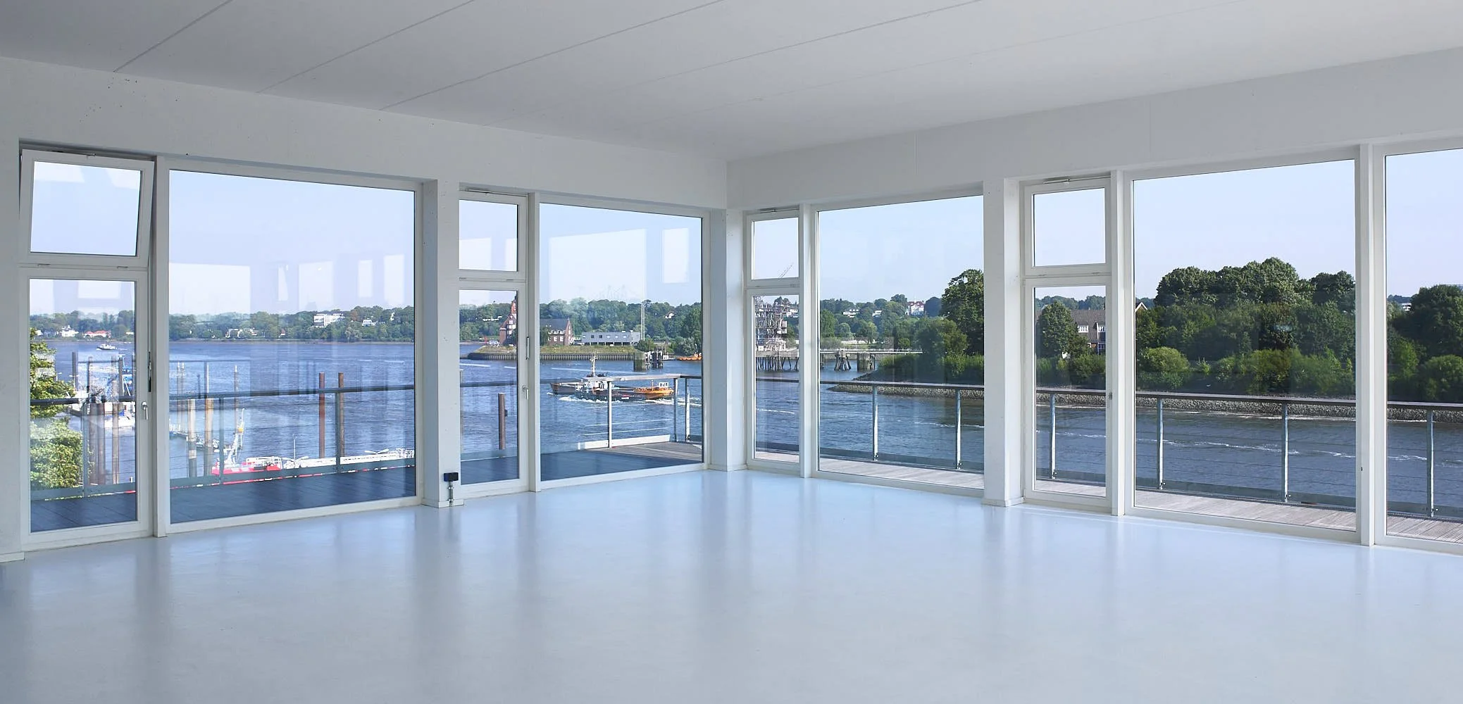 Interieur-Aufnahme mit Blick auf die Elbe in Hamburg. Reiner Ohms • Fotograf für Architektur