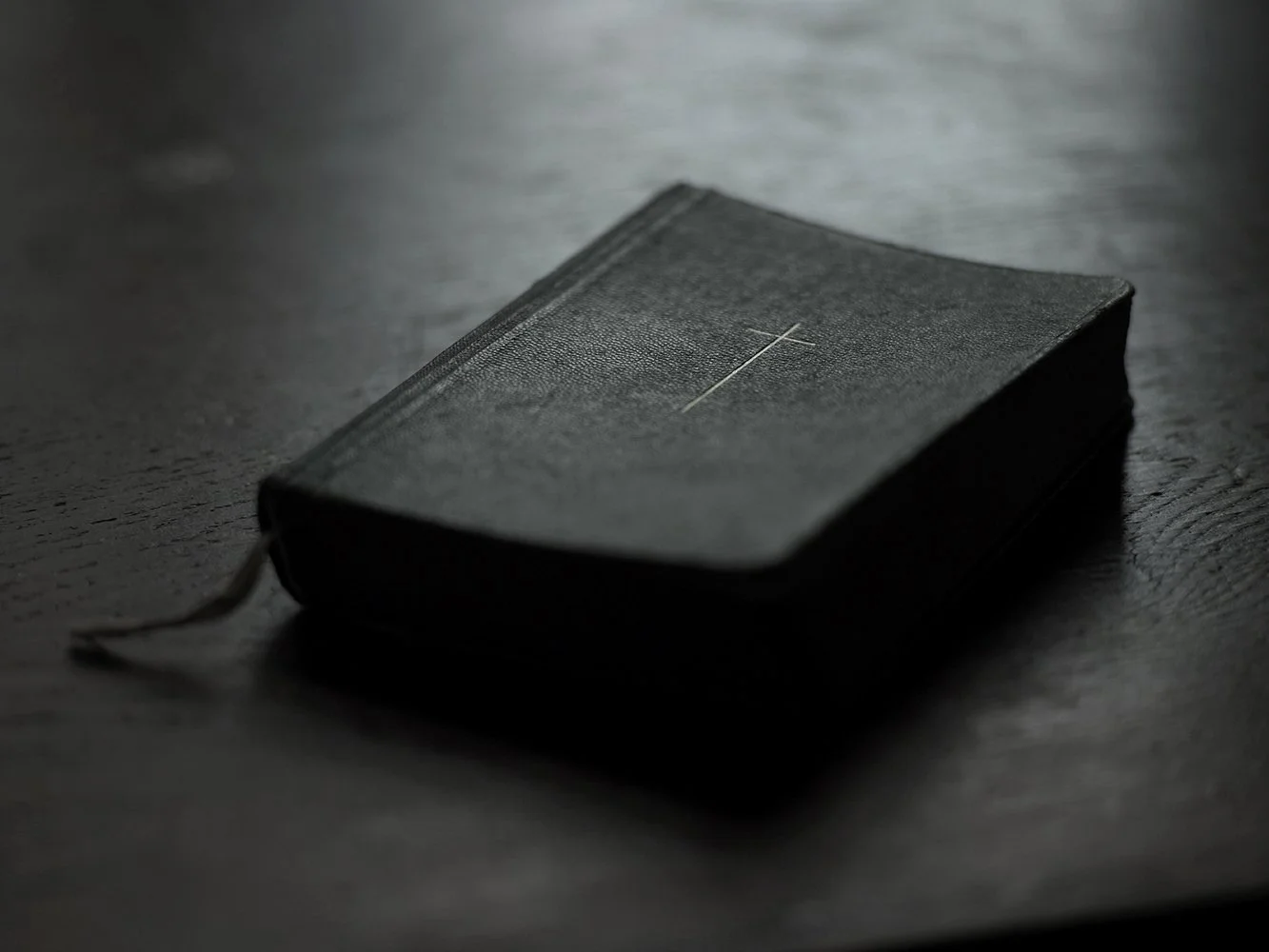 reiner-ohms-fotograf-bei-bildagentur-plainpicture-symbolbild-bibel.jpg