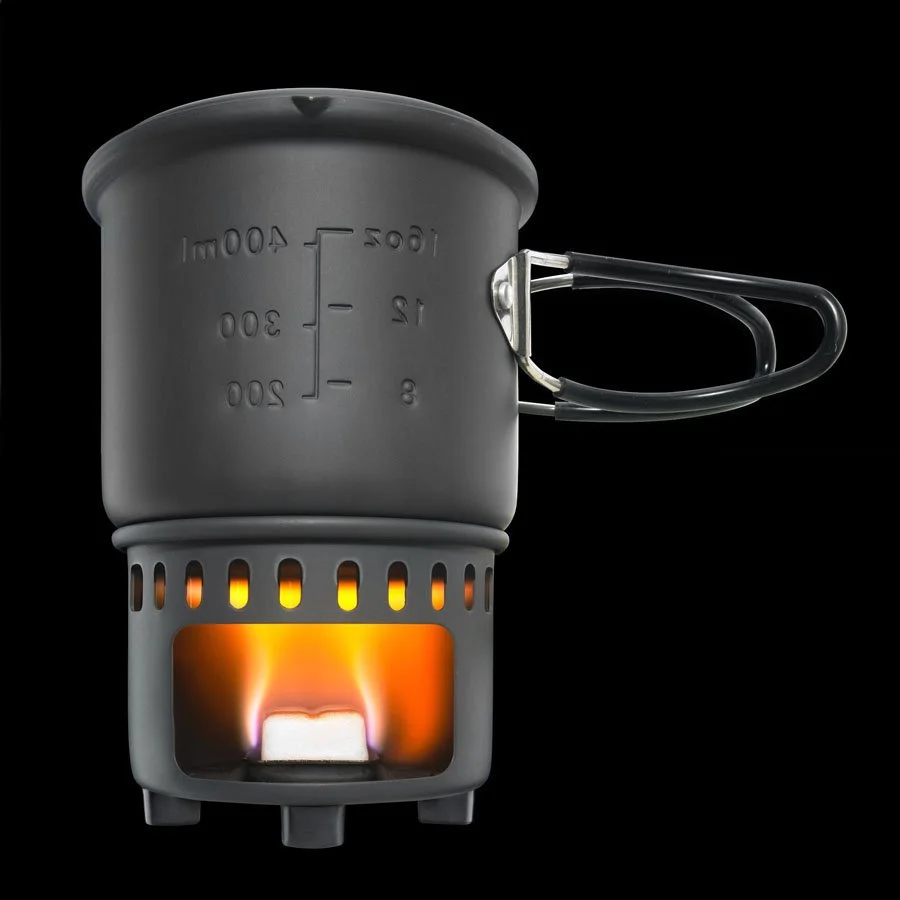 Esbit-Kocher in Anwendung mit großer Flamme. Brennende Esbit-Tablette mit Feuer.