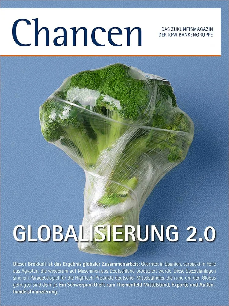 Brokkoli in Kunststoff-Folie. Unkonventionellles Titelfoto fuer das KfW-Magazin.