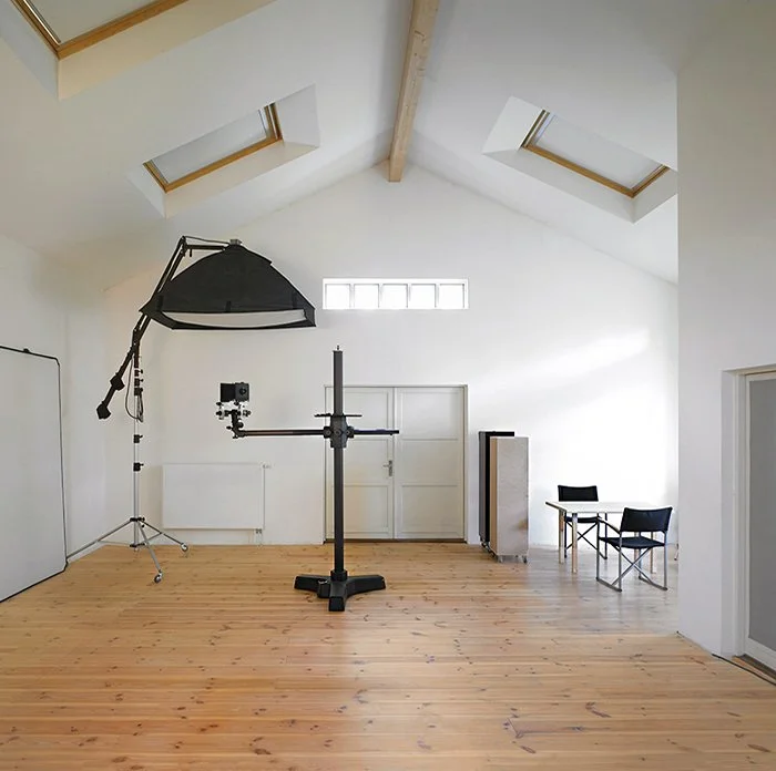 Blick in das großräumige Fotostudio von Reiner Ohms in Seevetal bei Hamburg-Harburg.