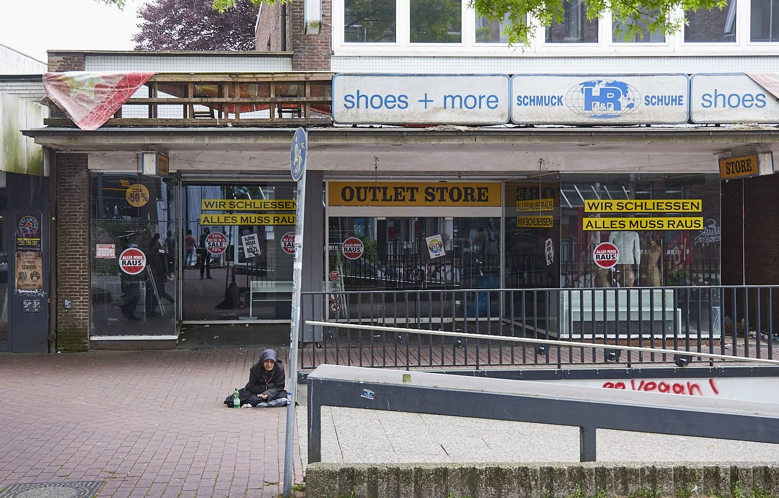 ladenleerstand-ladensterben-fußgaengerzone-hamburg-harburg-wir-schlissen-alles-muss-raus-fotograf-bettlerin-reiner-ohms-seevetal-bei-hamburg.jpg
