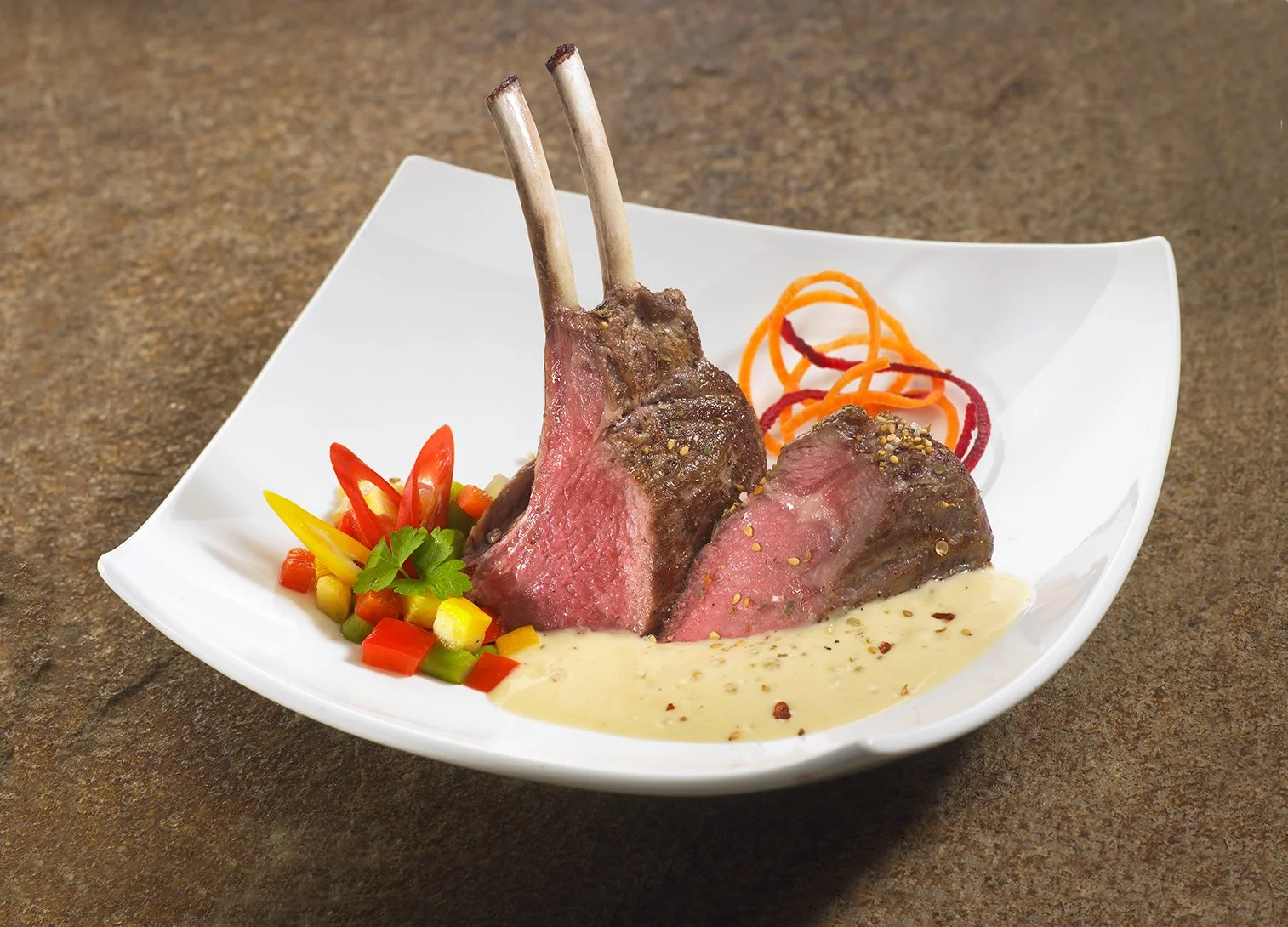 foodfotografie-reiner-ohms-seevetal-hamburg-lammkarree-auf-teller-garniert.jpg