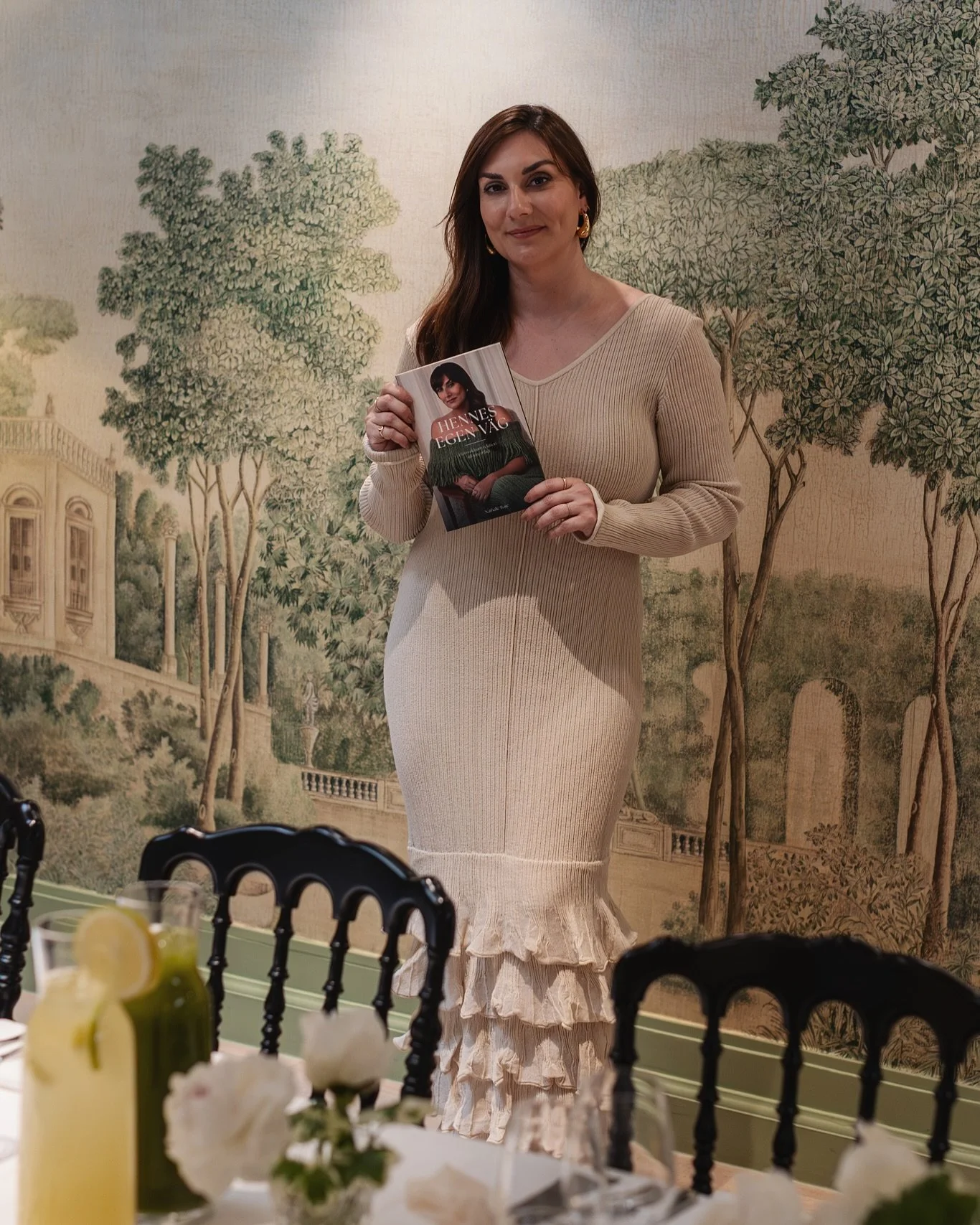 Det h&auml;r &auml;r en p&aring;minnelse att fira dina framg&aring;ngar darling. Stora som sm&aring; ✨

F&ouml;r en vecka sedan firade vi lanseringen av min sj&auml;lvbiografi &rdquo;Hennes egen v&auml;g-fr&aring;n v&aring;ldsam relation till inre fr