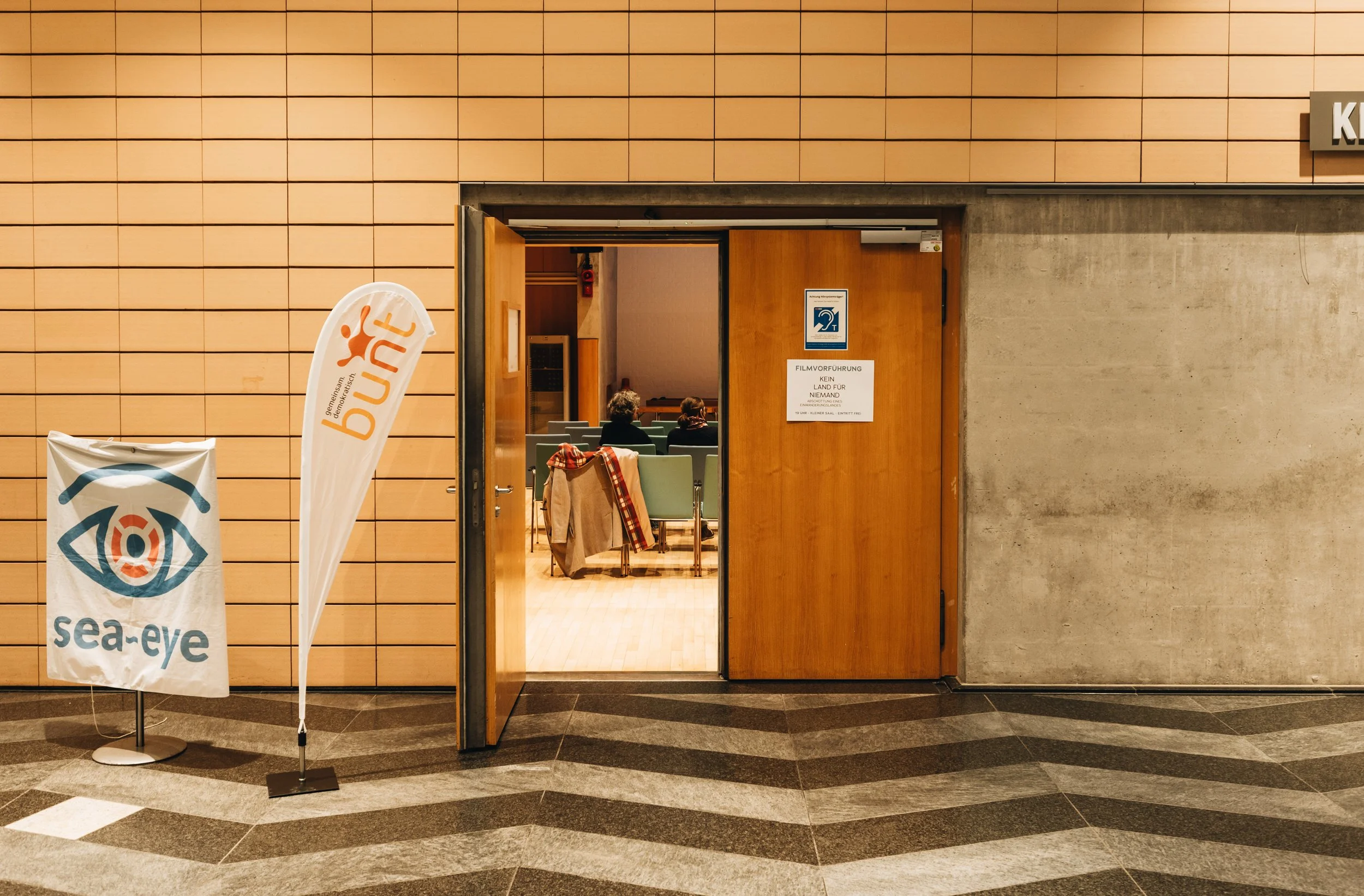 Filmvorführung "Kein Land für Niemand" am 27.3.2026