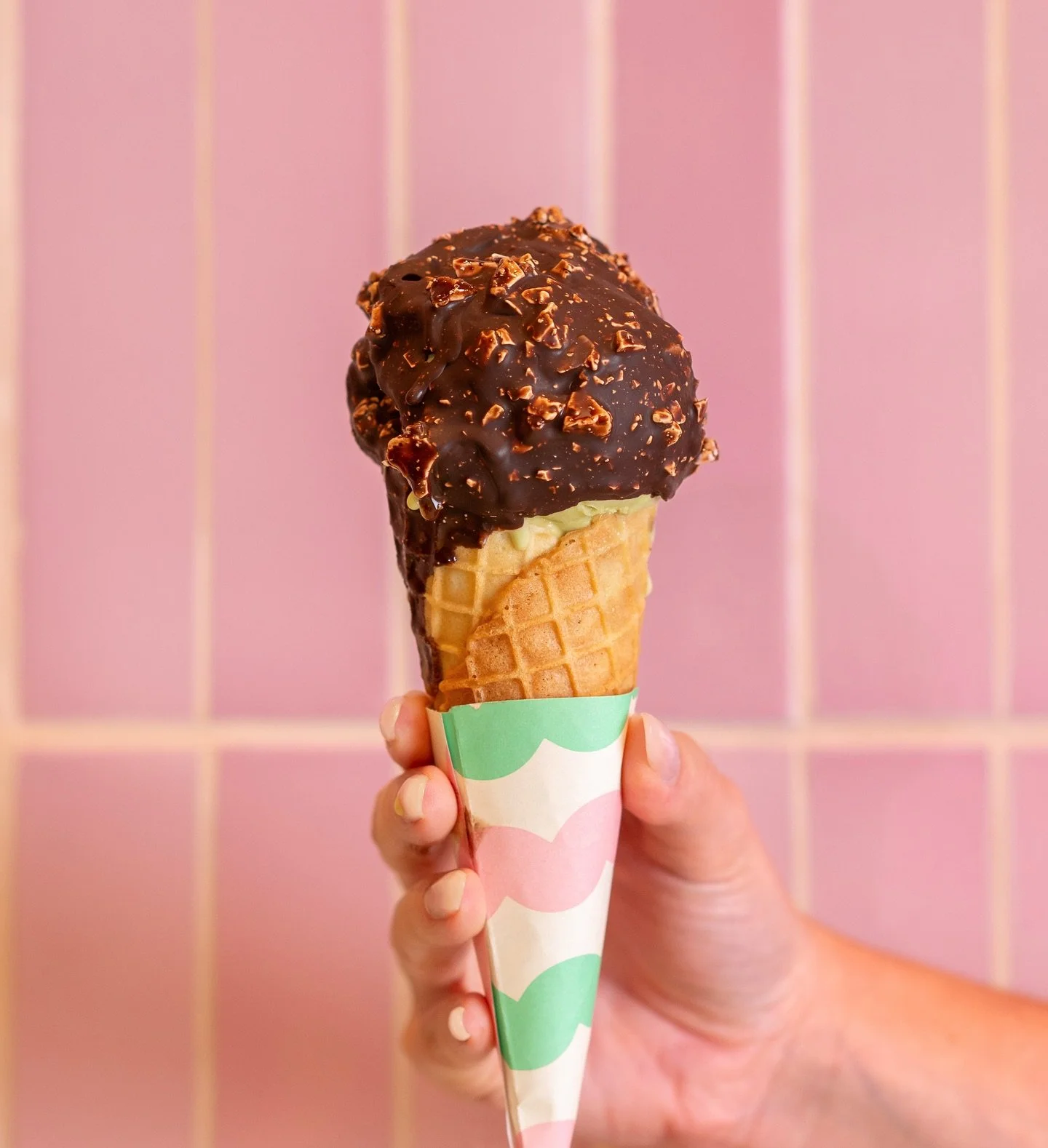 Nuestro crujiente cono de waffle artesanal reci&eacute;n hecho en casa, acompa&ntilde;ado de nuestro Pistacho Stevia y una irresistible cobertura de chocolate y turr&oacute;n.
Un suspiro en cada mordisco 💚

#Ciocolatto #CiocolattoPopBar #HeladosArte