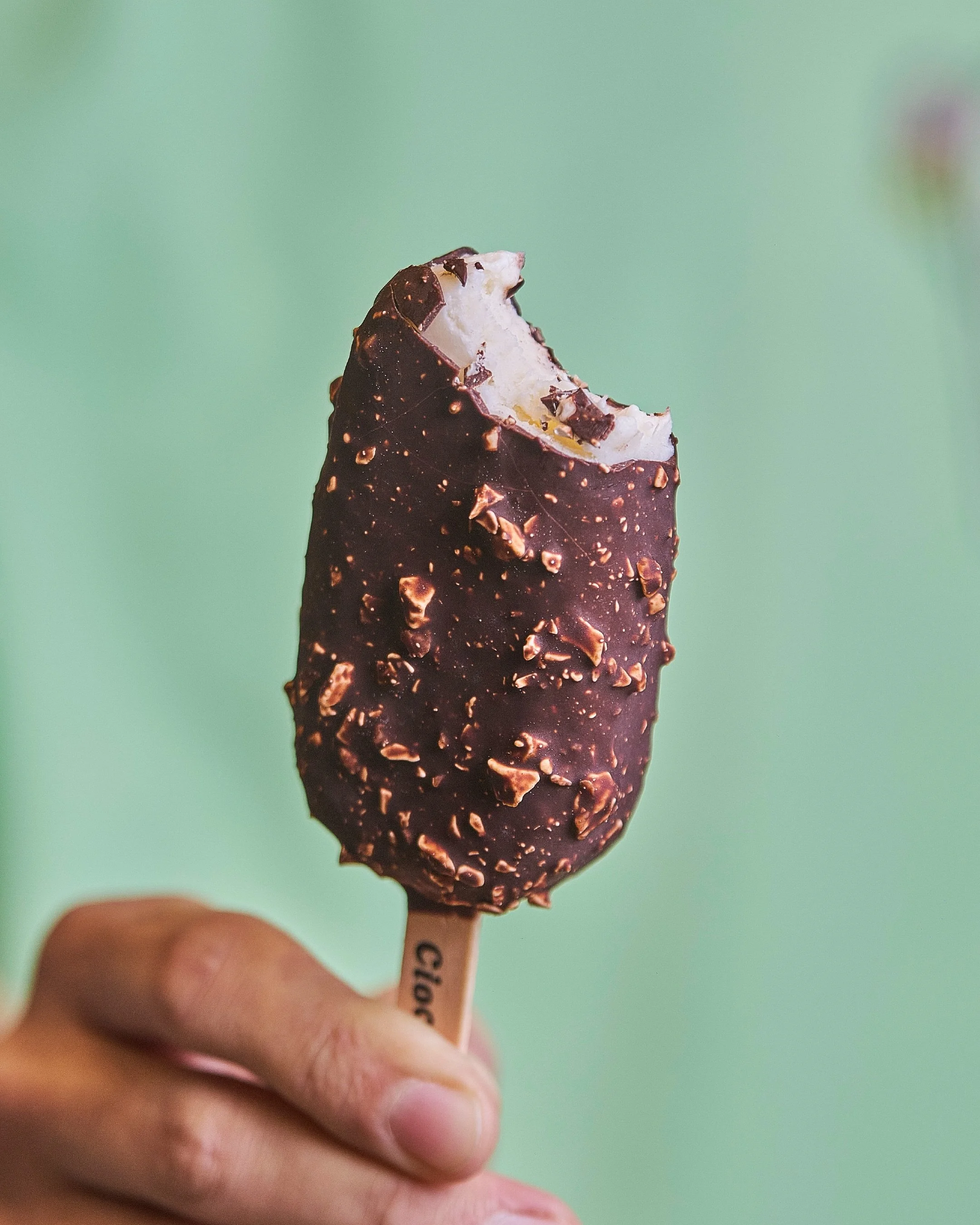 Una Pop + tu cobertura favorita = felicidad absoluta. ✨

Nuestra favorita de hoy: Coco + Chocolate y Turr&oacute;n. 🥥🍫

Guarda esta combinaci&oacute;n para tu pr&oacute;xima visita. 🩷

📍 Carrera 51B No. 82-21
📍 Calle 99 No. 53-40, Local 39
📍 Pi