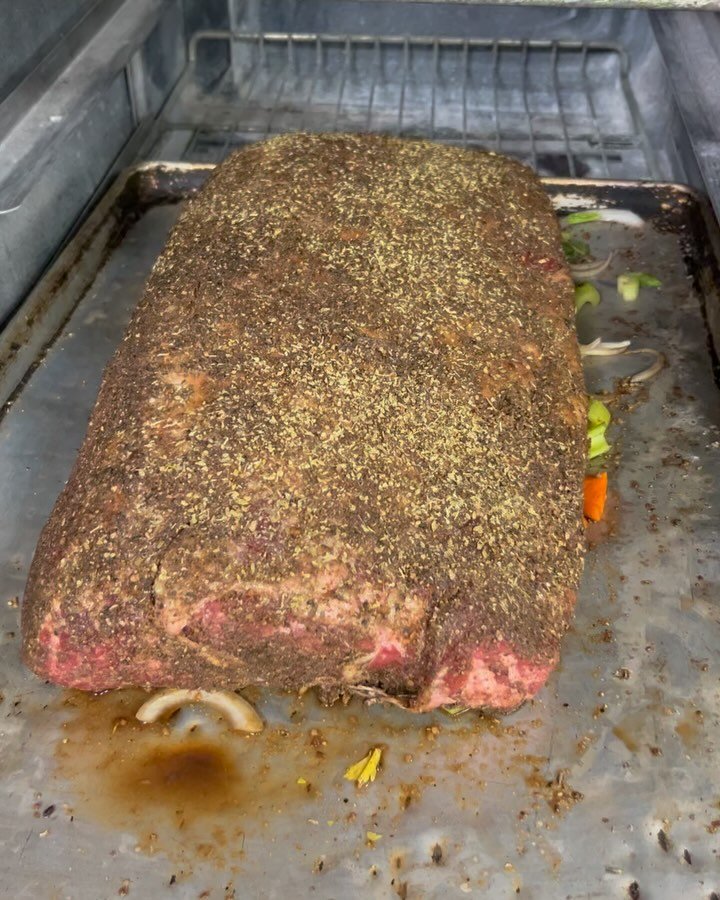Dinner bell goes off @4:00 sharp!! 
There is a 100% chance of prime rib!!!
It&rsquo;s a comfort food kind of night and we&rsquo;ve got you covered!!
#primerib #thursday #bluemoonkitchenandbar #amesburymassachusetts #yummy #🍴