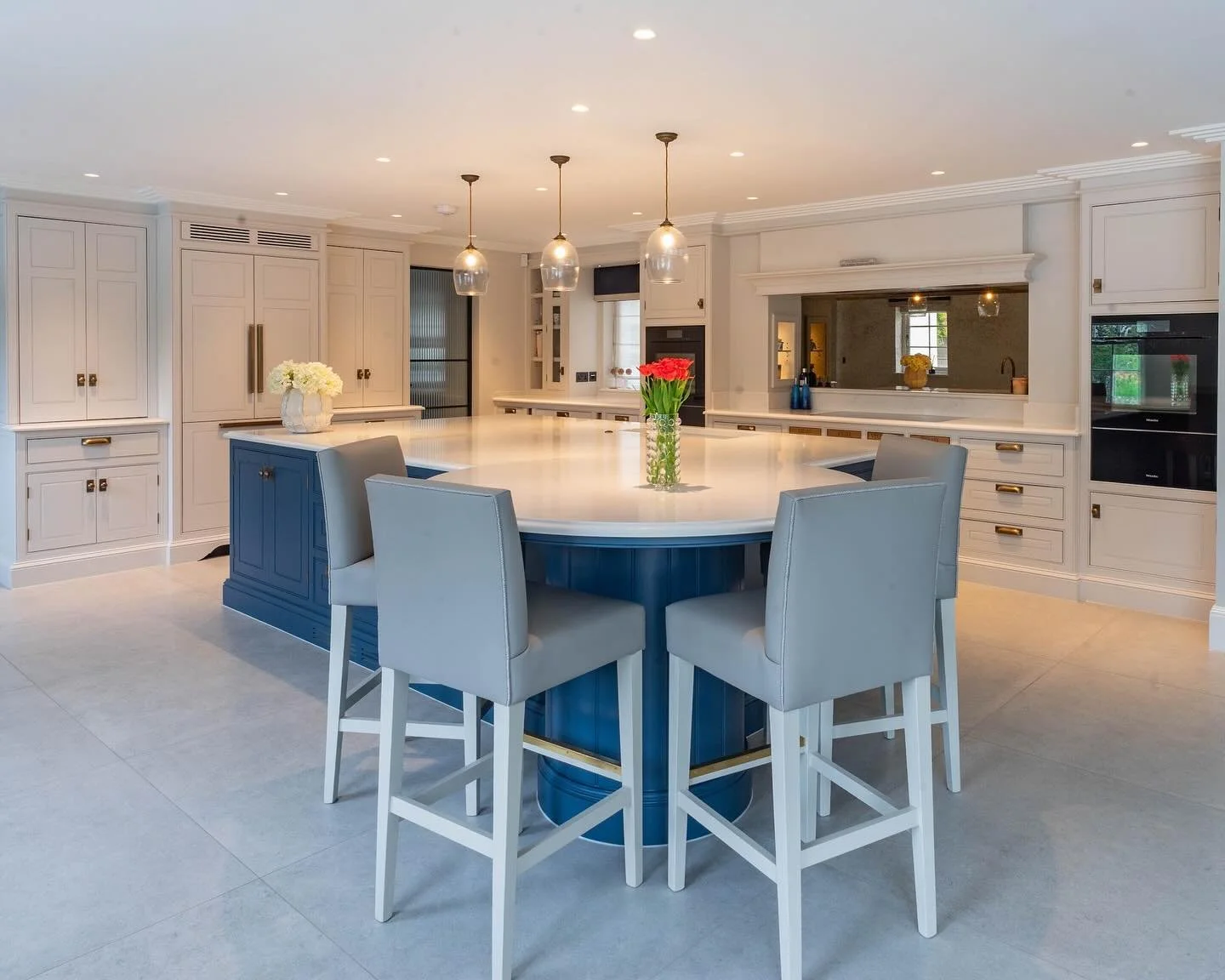 Wow! This kitchen is Stunning! ✨

We really enjoyed this project! Finished in the beautiful Ogee edge detail this kitchen looks amazing! 

#dreamkitchen #quartzcountertops #ogee #kitcheninspiration #interiordesign #homedesign #worktops #stoneworktops