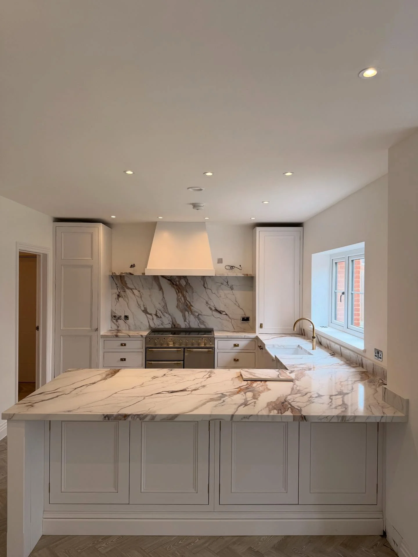 What a result on this job!🔥

20Mm Cardellino printed quartz was used for these worktops and it was the perfect choice👌🏼

This kitchen features:
- Mitred 40mm think worktops 
- 2 40mm think floating shelves
- Butler sink 
- Upstands

#kitcheninspir