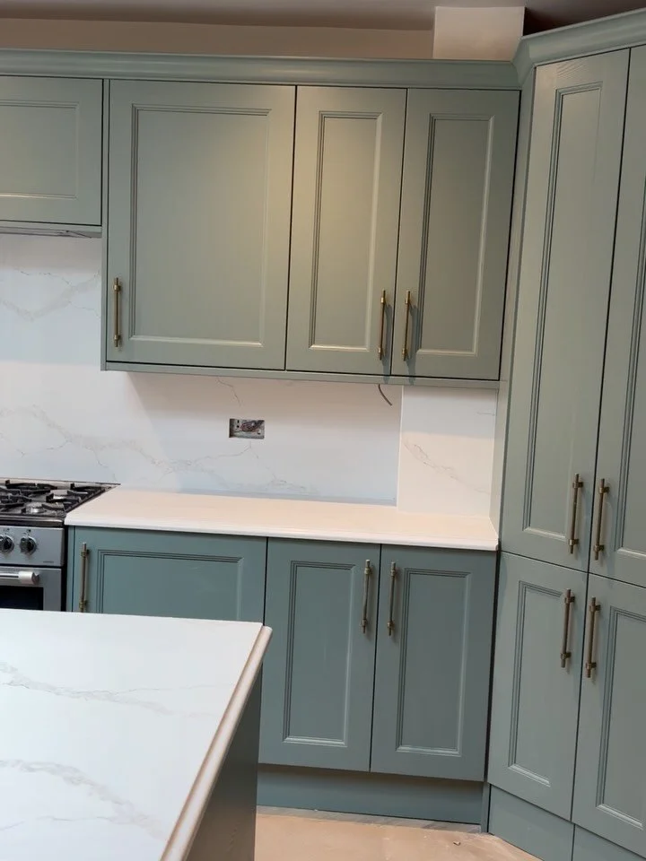 This one came out perfect 🤩 

Calacatta Aurelia by @globalgraniteuk was use for these worktops, the perfect choice for this kitchen. 😍
This kitchen features:
-Ogee edge detail 
-full height splash backs 
-Ogee butler sink

#homedecor #worktops #qua
