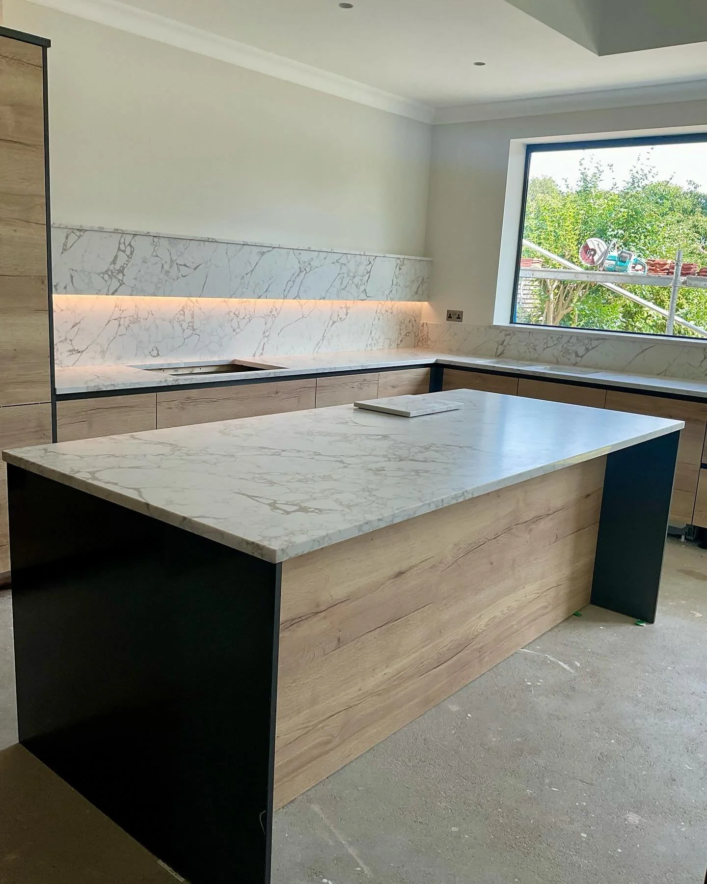 Take a look at this stunning kitchen😍

Finished in Antique Arabescato Cremo by @artemistone_ 
This space really feels special. 

This kitchen features a stepped out splash back design with LEDs underneath to give the perfect ambient lighting🔥

#qua