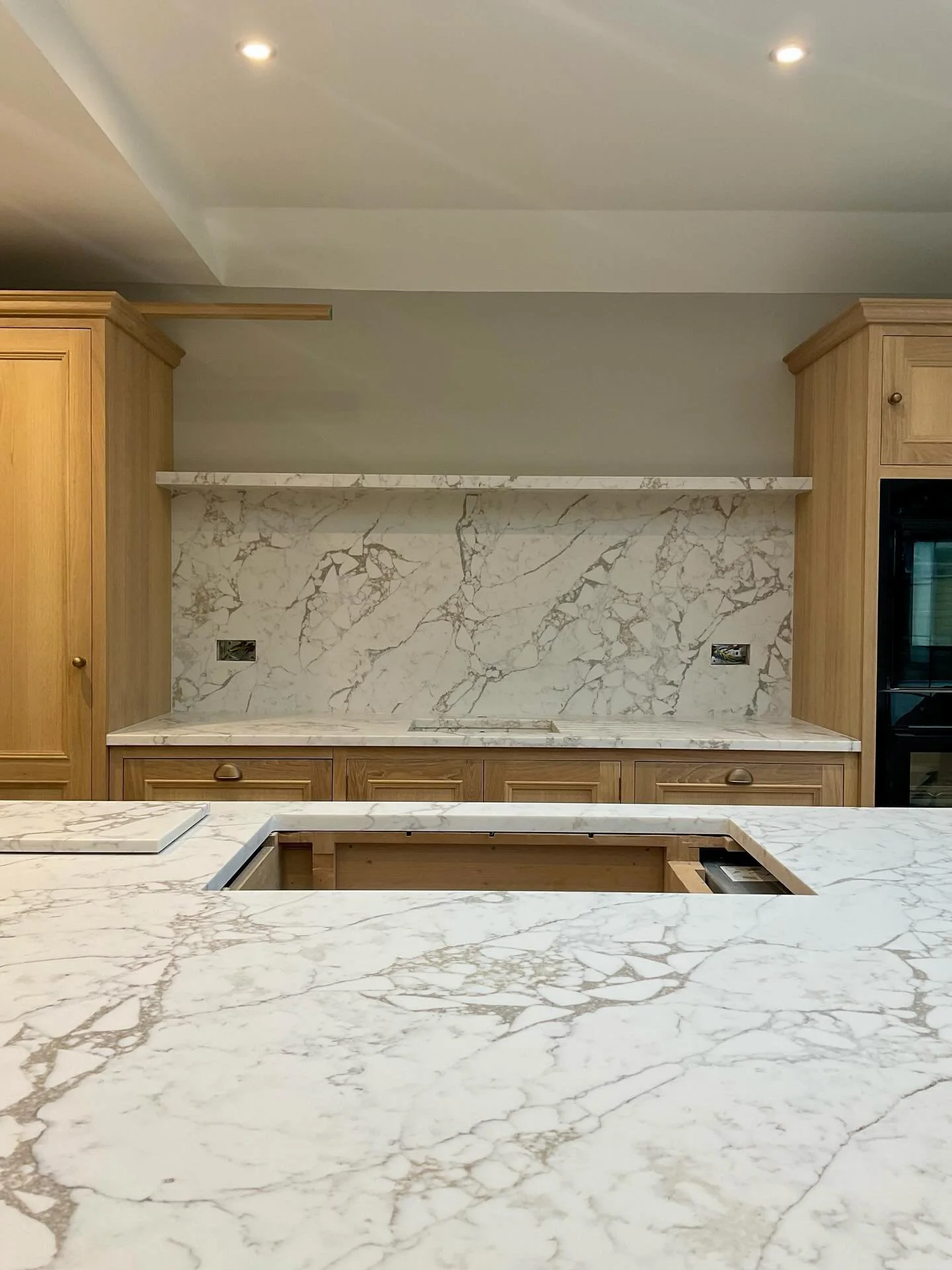 Check out this beautiful kitchen! 😁

Made in the beautiful Arabescato Cremo Antique these worktops truly are beautiful!👌🏼
This kitchen features:
-Stone cladded 1810 sink from  @the1810company 
-Full height splash backs
-Mitred 40MM floating shelf

