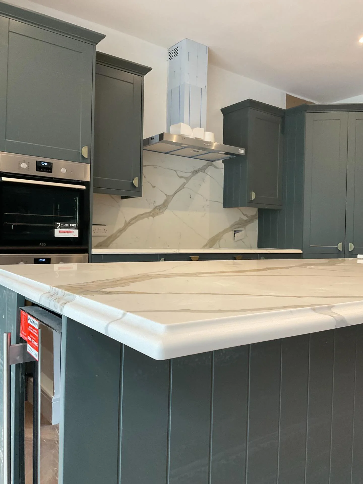 Details matter, especially this one.👌🏼

Calacatta Miel by @artemistone_  was used for these worktops and it came out stunning 🔥
This kitchen features :
- full height matching splash backs
- Ogee edge detail
- Ogee butler sink
- Drainer grooves 
- 