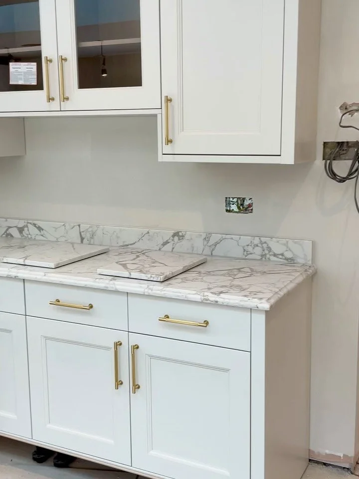 In love with this one 😍 

Beautiful Arabescato cremo finished with an Ogee edge detail, this really is the perfect stone for this kitchen👌🏼

#quartzcountertops #worktops #kitcheninspiration #dreamkitchens #homeinteriors #interiordesign #BMGQ