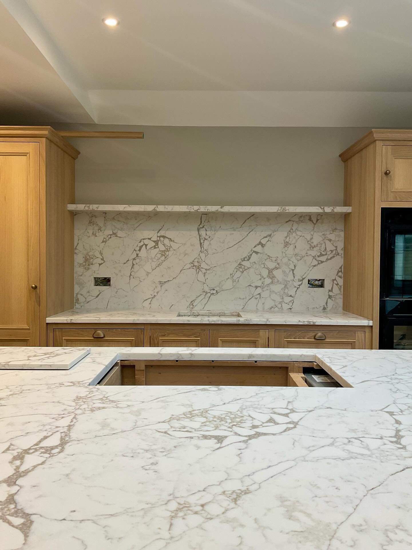 Check out this beautiful kitchen! 😁

Made in the beautiful Arabescato Cremo Antique these worktops truly are beautiful!👌🏼
This kitchen features:
-Stone cladded 1810 sink from  @the1810company 
-Full height splash backs
-Mitred 40MM floating shelf
