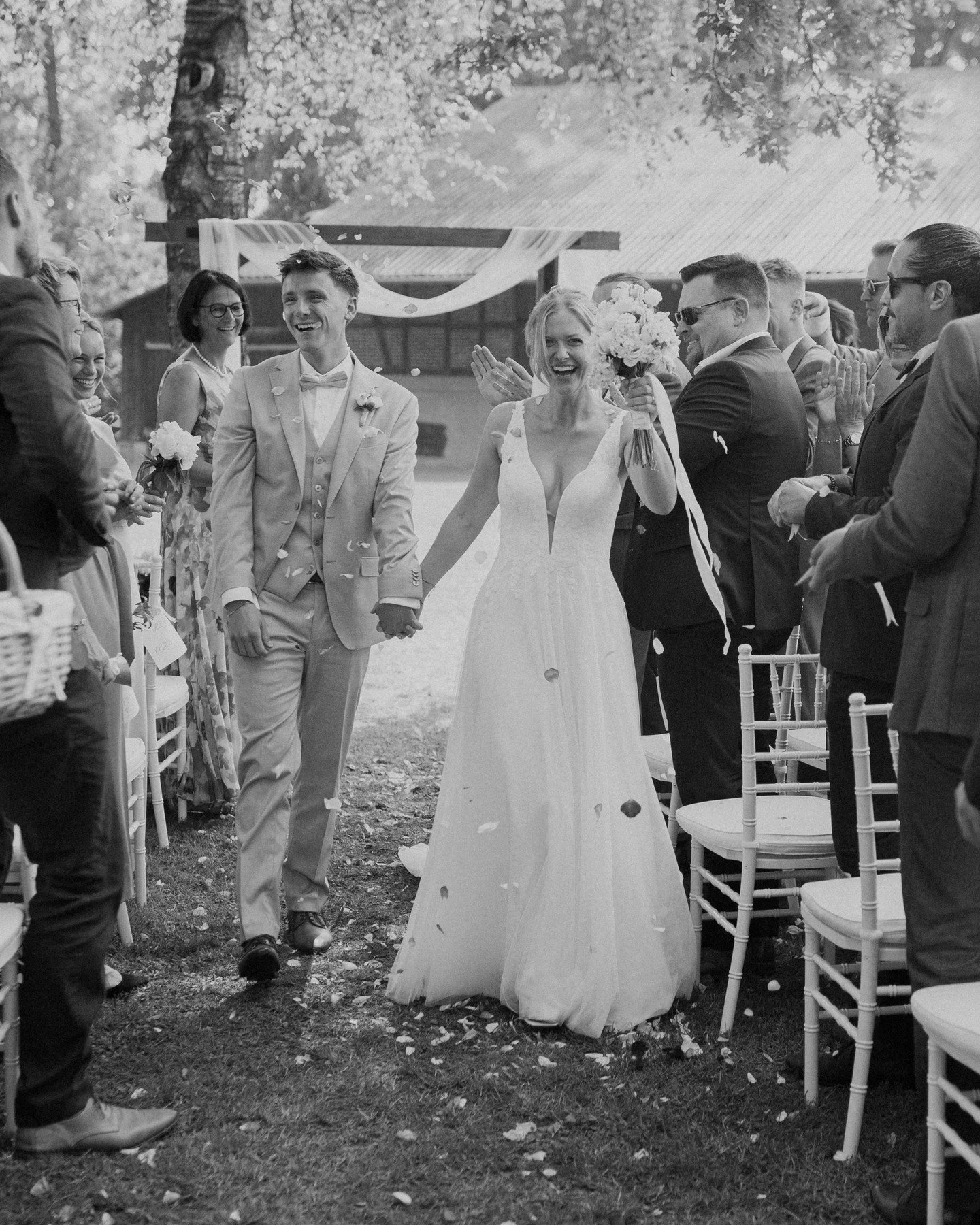 Ten pictures are simply not enough for this wonderful and heartfelt wedding.

Dress @salon_hamburg 
Location @zuernshoff 
@anni_tbl @haakon_tbl