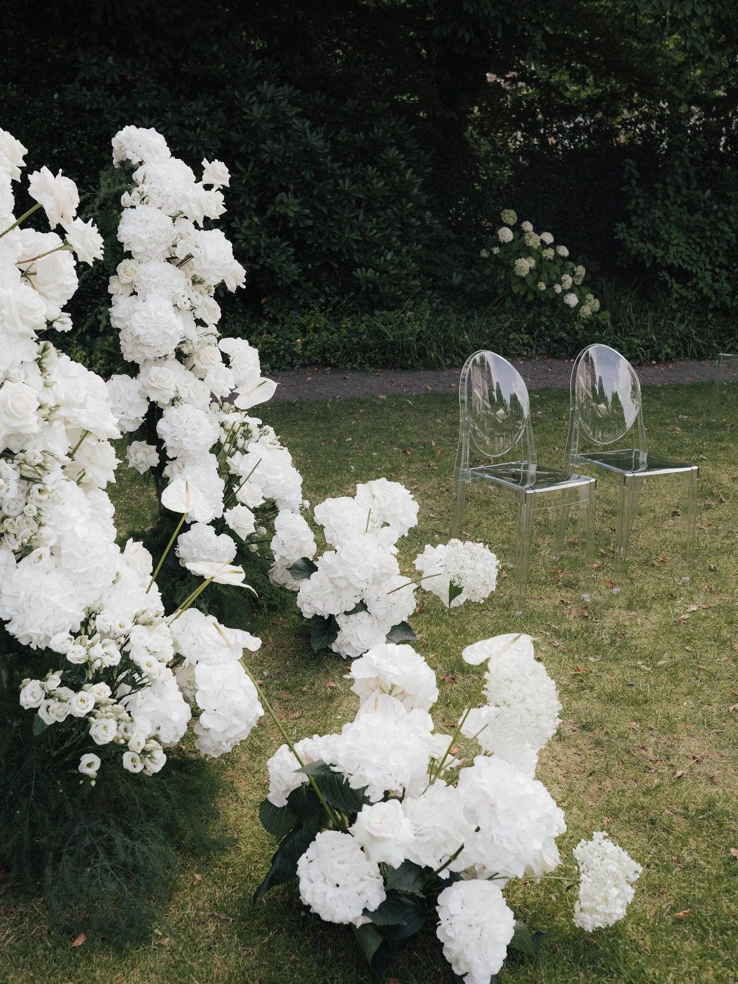 I love, love, love this flower setting. It really creates a beautiful atmosphere! 
By @kate.s_design