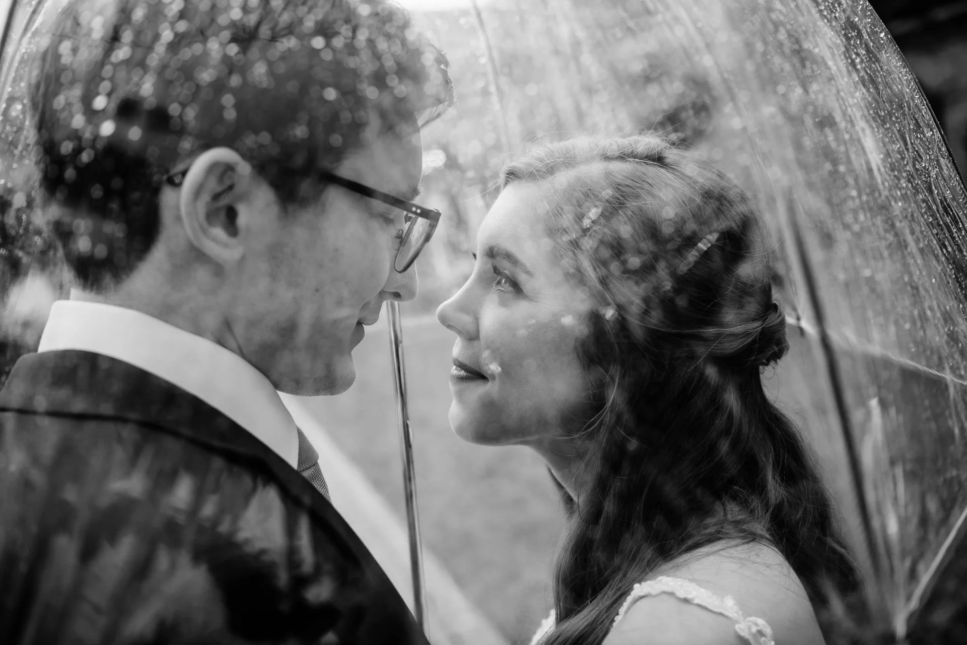 Haley Mansion | intimate portrait of bride and groom in the rain | Joliet IL