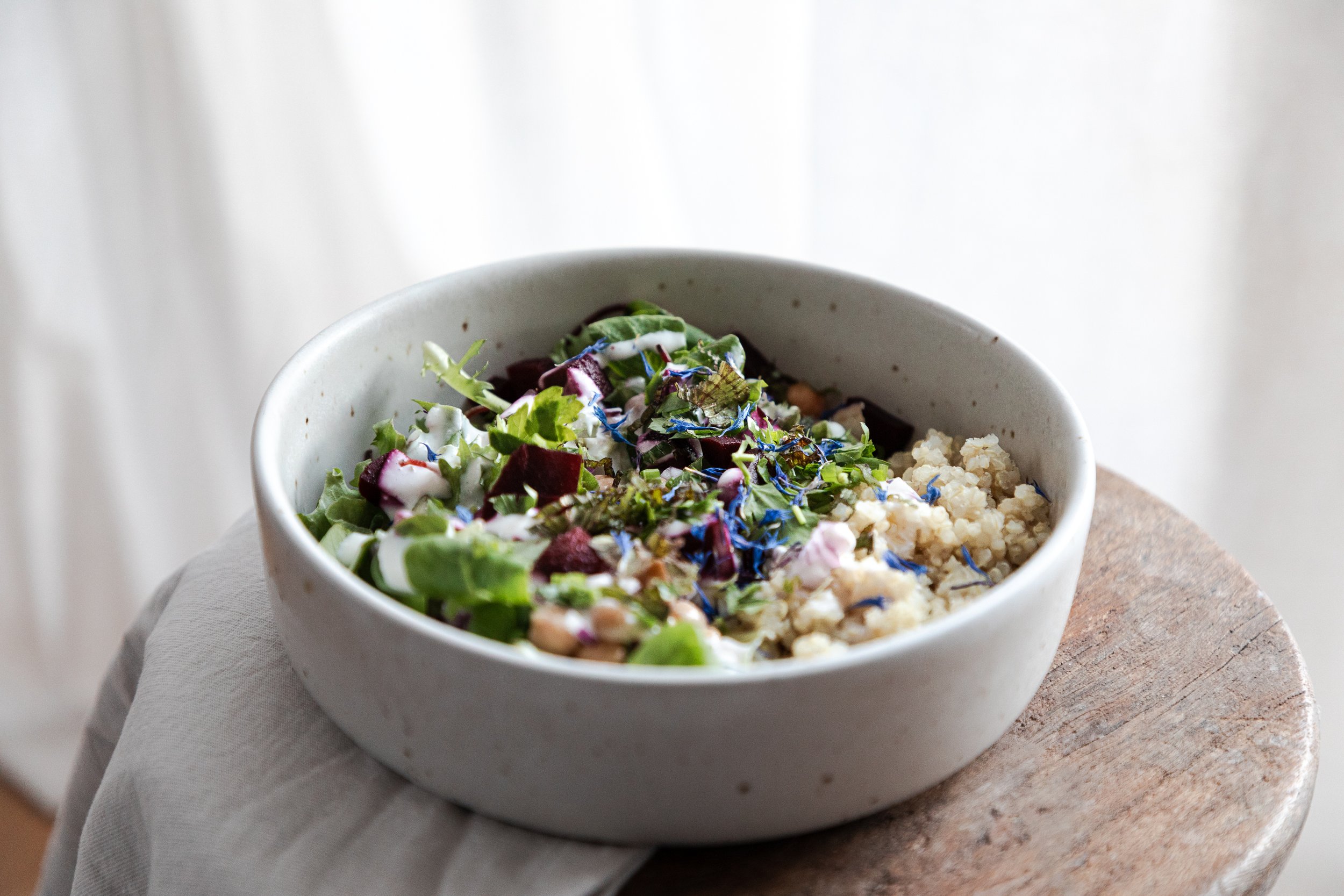 Quinoa- oder Vollkornreisbowl mit Hülsenfrüchten &amp; Zitronen-Joghurt-Dressing