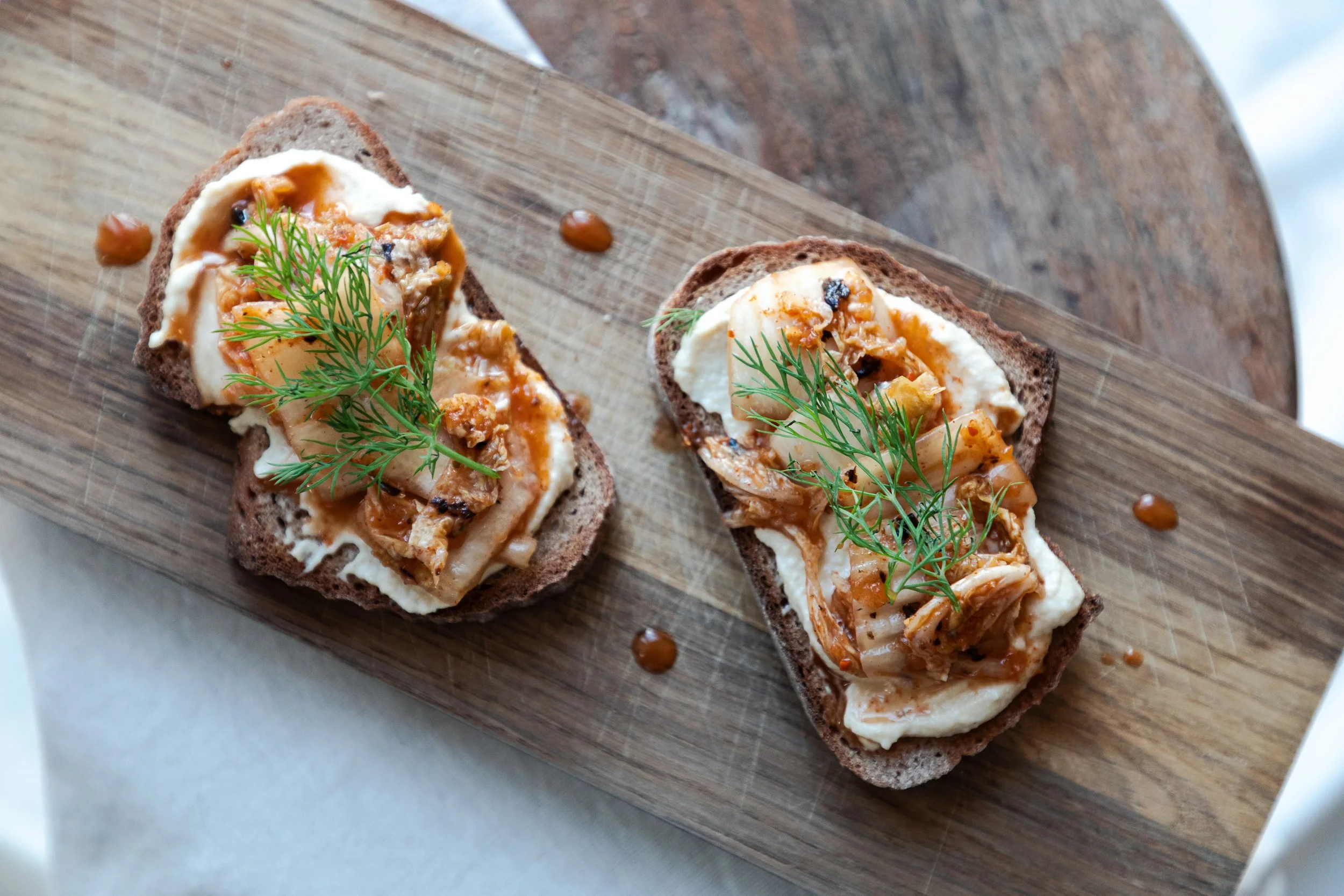 Sauerteigbrot mit Hummus mit fermentiertem Gemüse