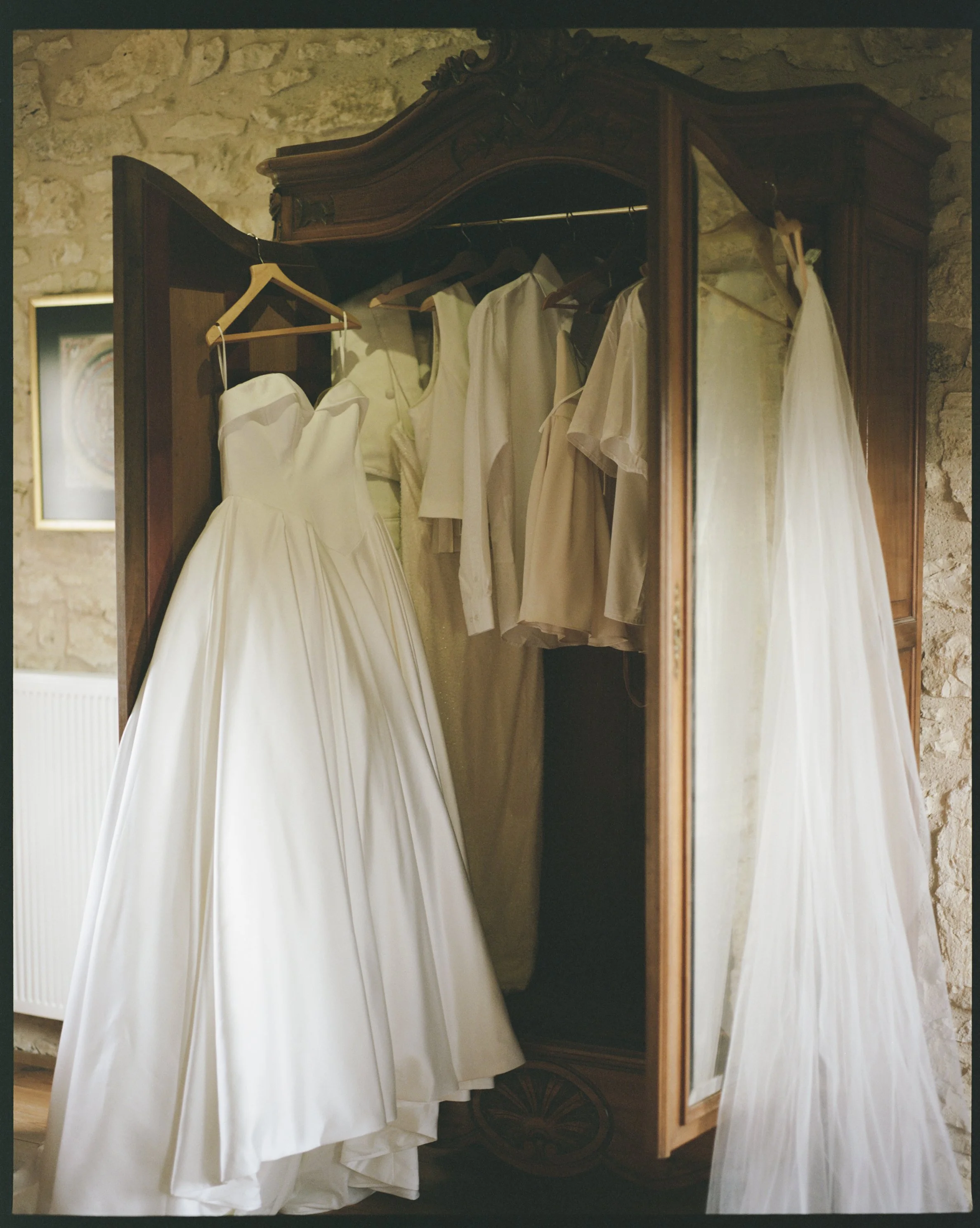 Kylie+TarynWedding_09.06.24_GettingReady_Film_022.jpg