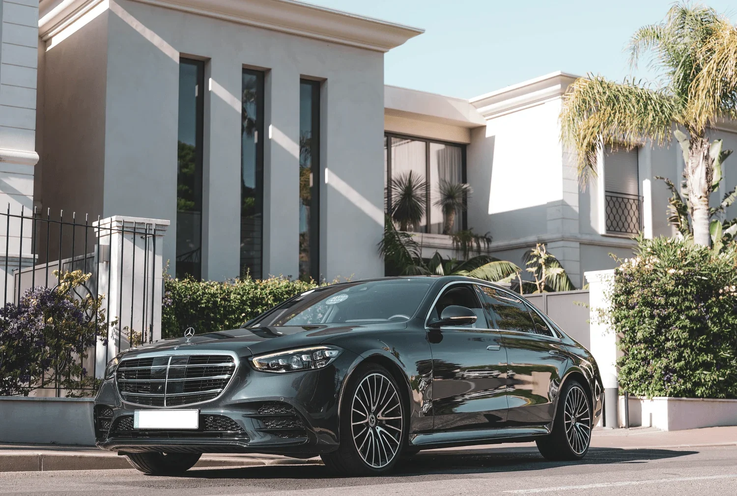 Berline Mercedes devant une résidence sur la Côte d’Azur.